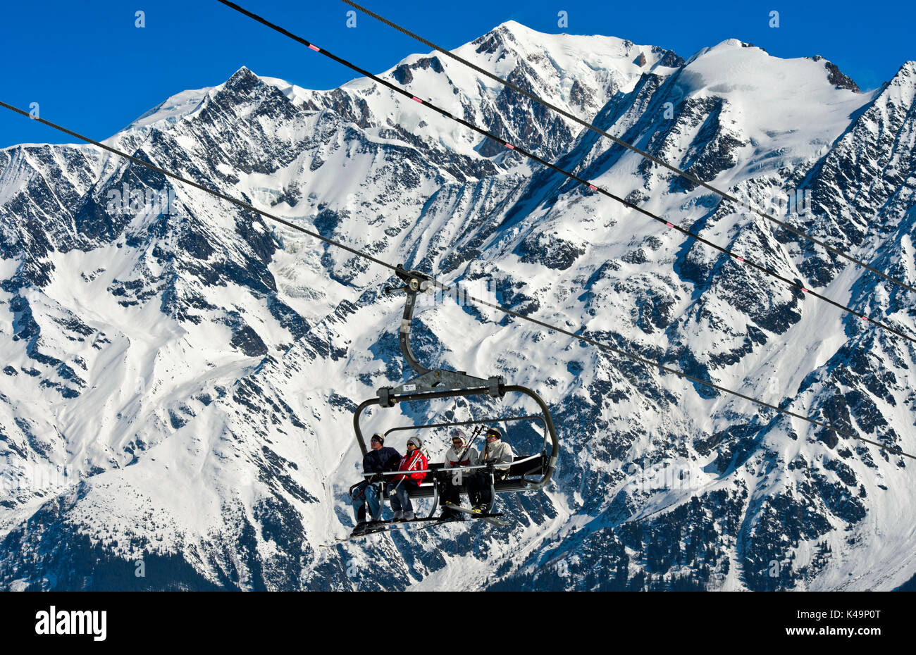Skieurs sur un télésiège dans la station de ski Les Contamines Montjoie, Massif du Mont Blanc, France Banque D'Images
