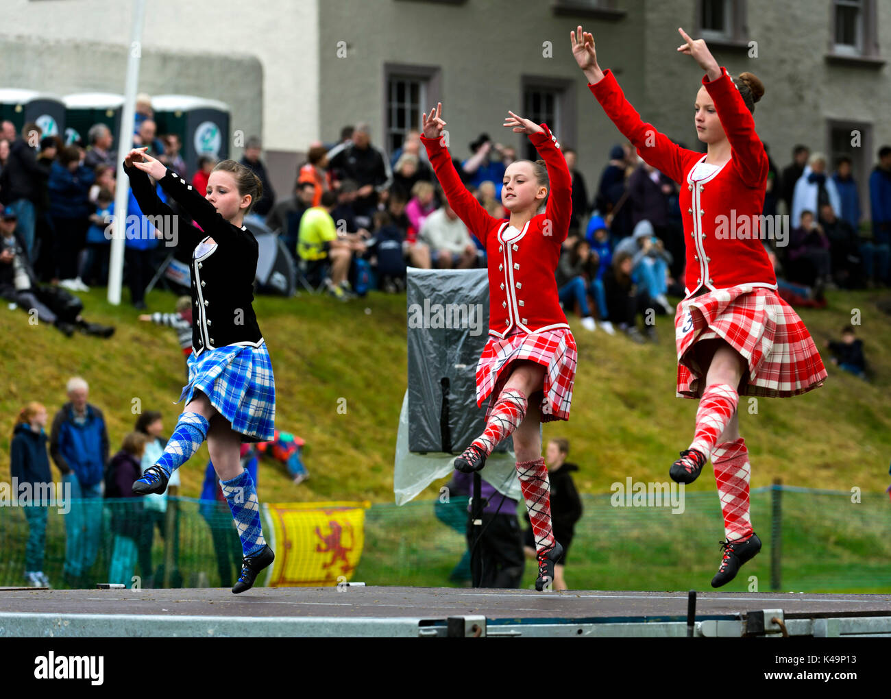 Les filles en jupes en kilt à un spectacle de danse folklorique, Ceres, Ecosse, Royaume-Uni Banque D'Images