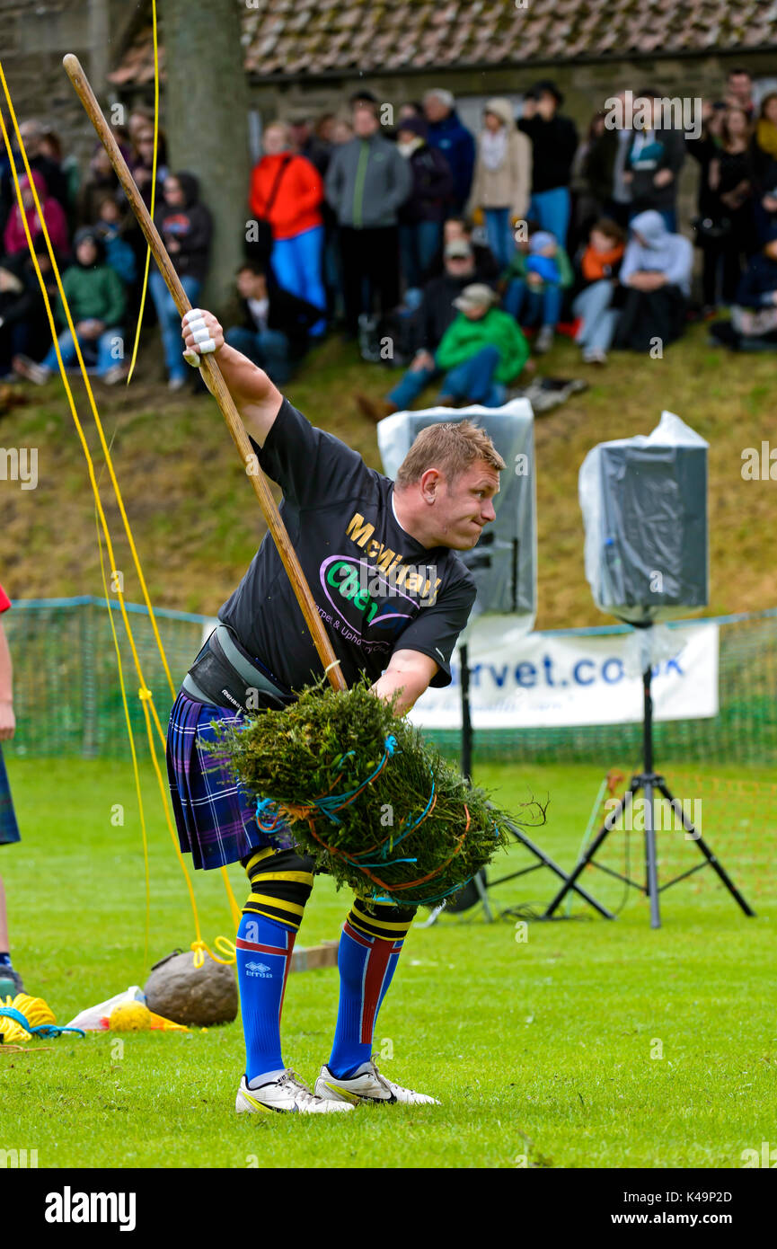 Écossais participant à la hauteur de la gerbe traditionnelle de la concurrence, les Jeux des Highlands, Ceres Ceres, Ecosse, Royaume-Uni Banque D'Images