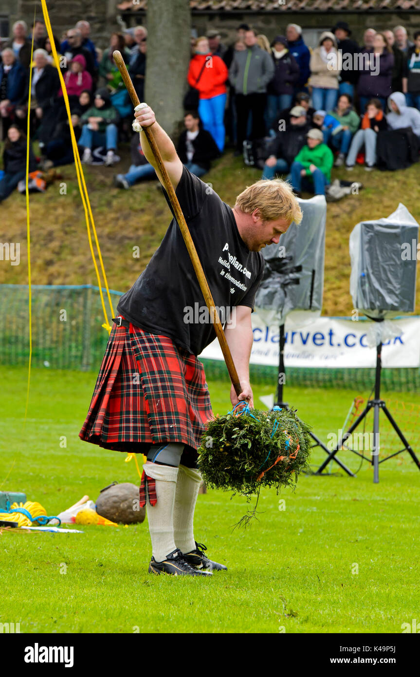 Écossais participant à la hauteur de la gerbe traditionnelle de la concurrence, Ceres les Jeux des Highlands, Ecosse, Royaume-Uni Banque D'Images