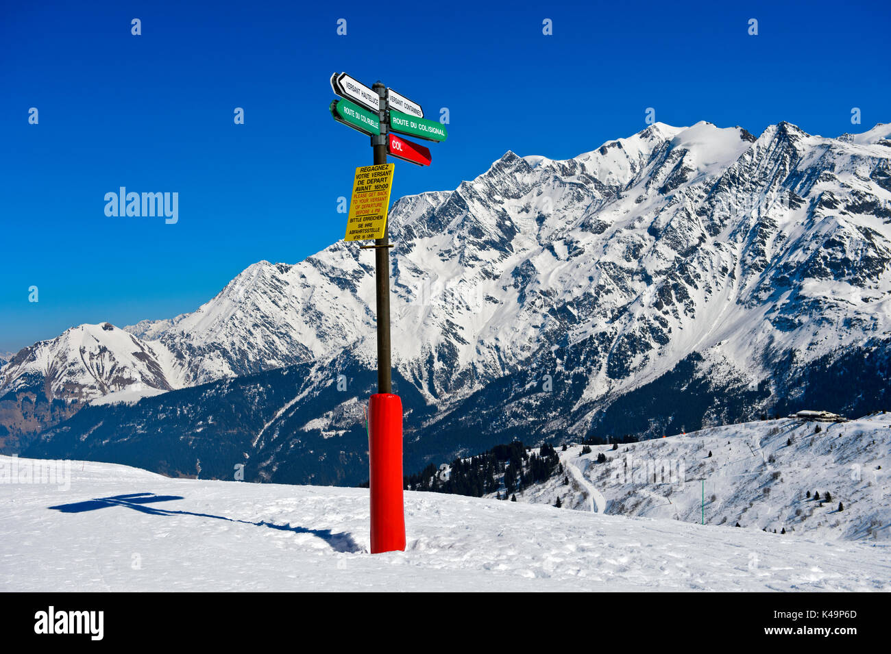 Signe directionnel au col le Col du Joly, Massif du Mont Blanc derrière, le domaine de ski Les Contamines, Haute, Savoie, France Banque D'Images