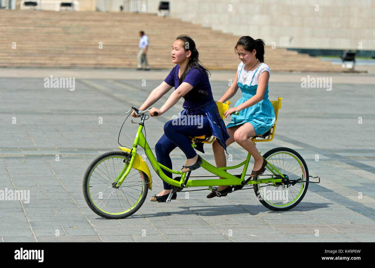 Deux filles sur un v lo double sur Gengis Khan Square Ulaanbaatar