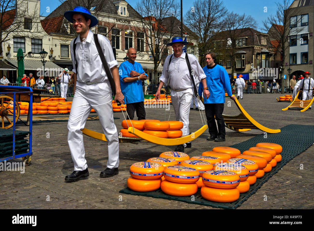 Les transporteurs de Fromage Fromage Truckles transportant sur un châssis en bois au Marché au Fromage d'Alkmaar, Pays-Bas Banque D'Images