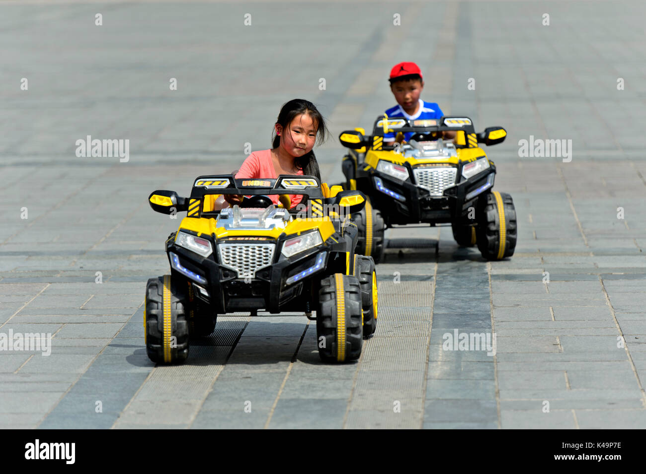 Les enfants Équitation Electric Toy Cars, Ulaanbaatar, Mongolie Banque D'Images