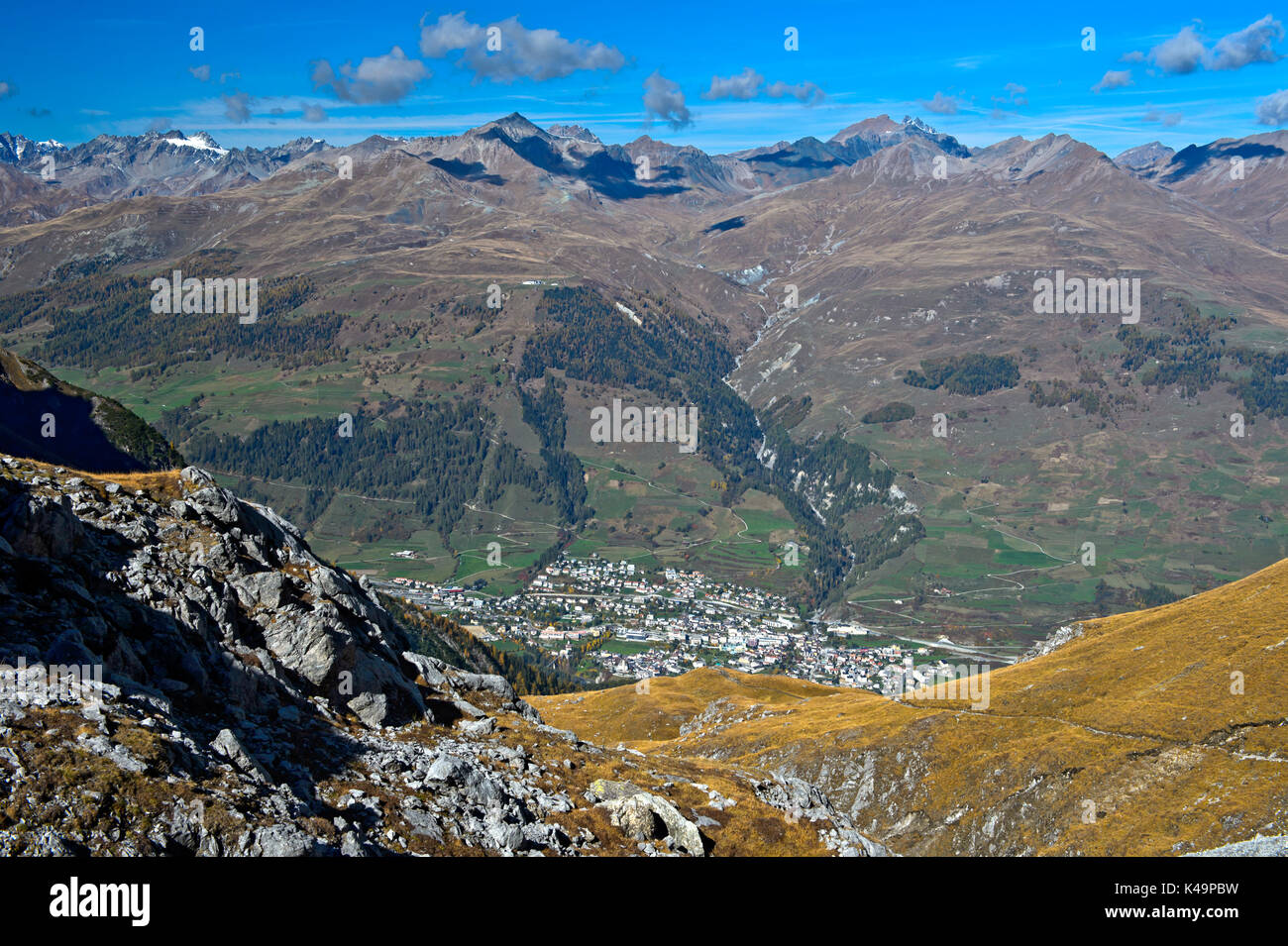 Vue depuis le refuge Lischana Hôtel Tte dans la vallée de l'Engadine Scuol avec la municipalité, Grisons, Grisons, Suisse Banque D'Images