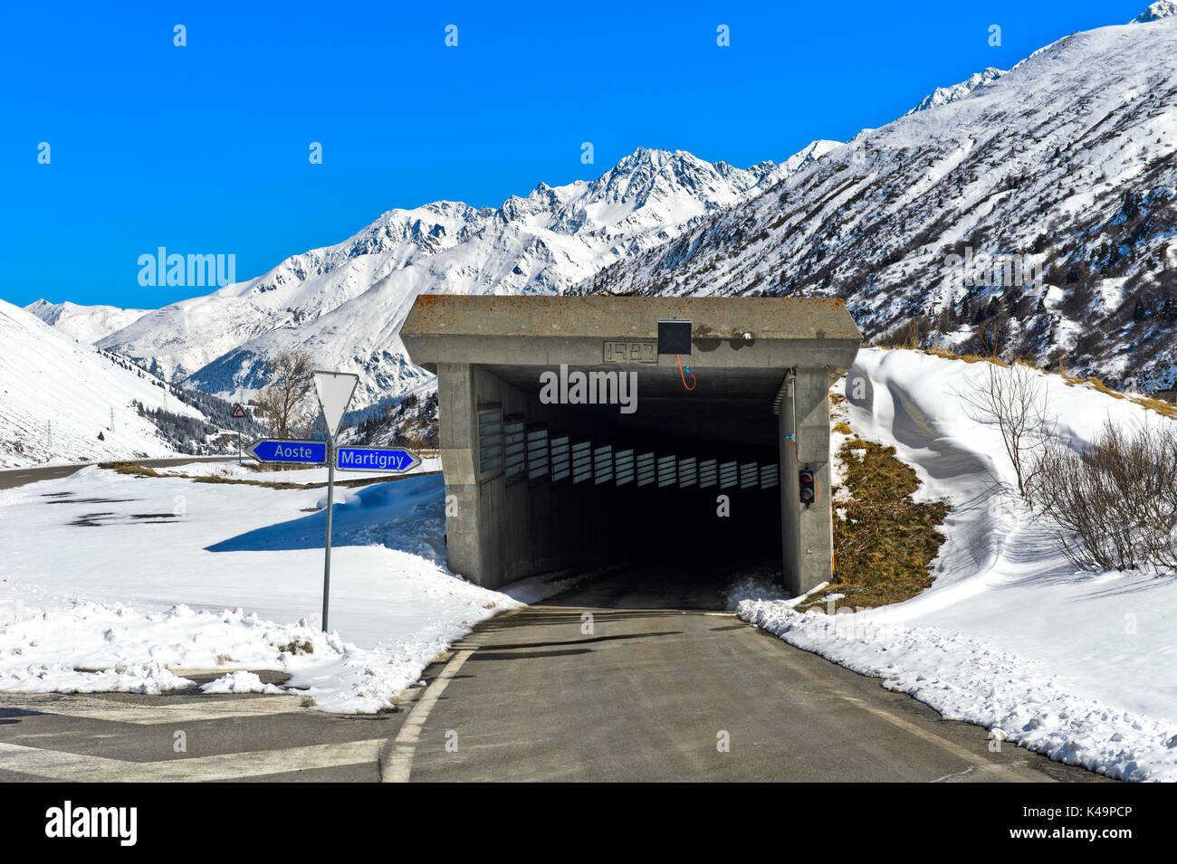 Entrée du tunnel à l'extrémité nord du grand St Bernard Tunnel, Bourg-Saint-Pierre, Valais, Suisse Banque D'Images