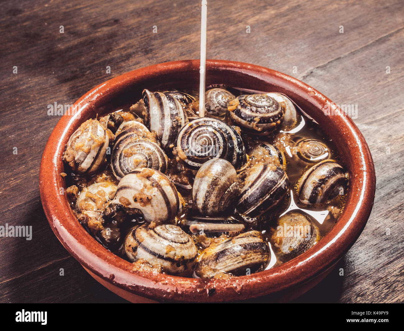 Escargots cuisinés, escargots, rustique servi tapa typiquement espagnol Banque D'Images