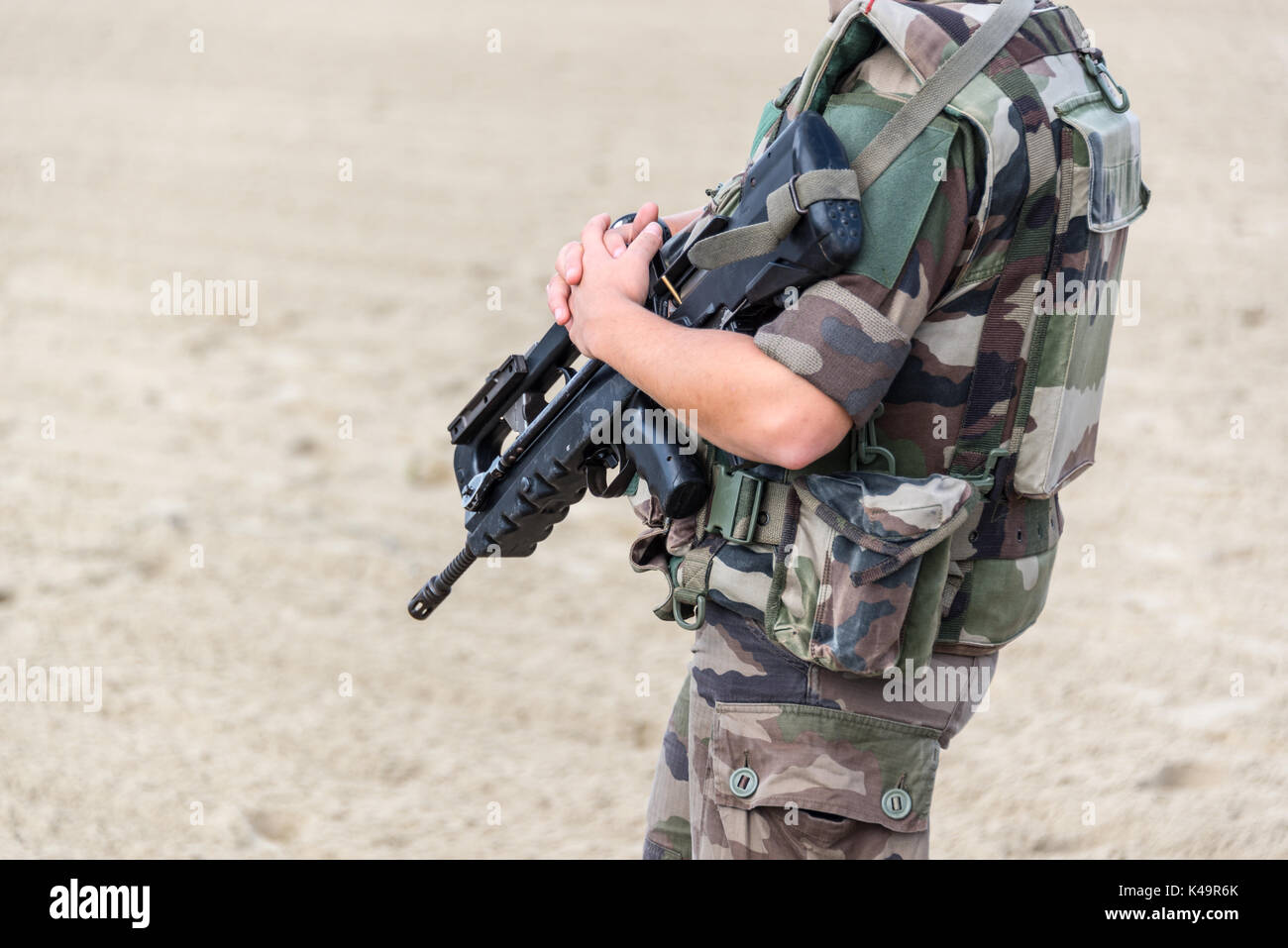 Portrait d'un soldat français avec un fusil automatique, de la guerre et de l'état d'urgence concept Banque D'Images
