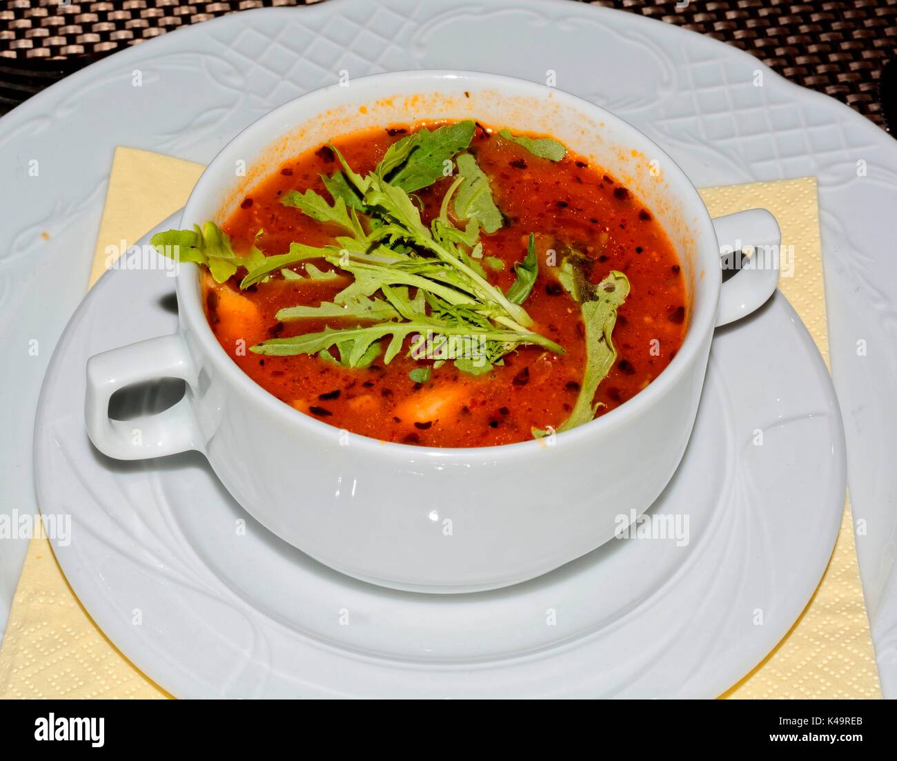 Soupe de tomates épicé avec du saumon fumé et à la roquette Banque D'Images