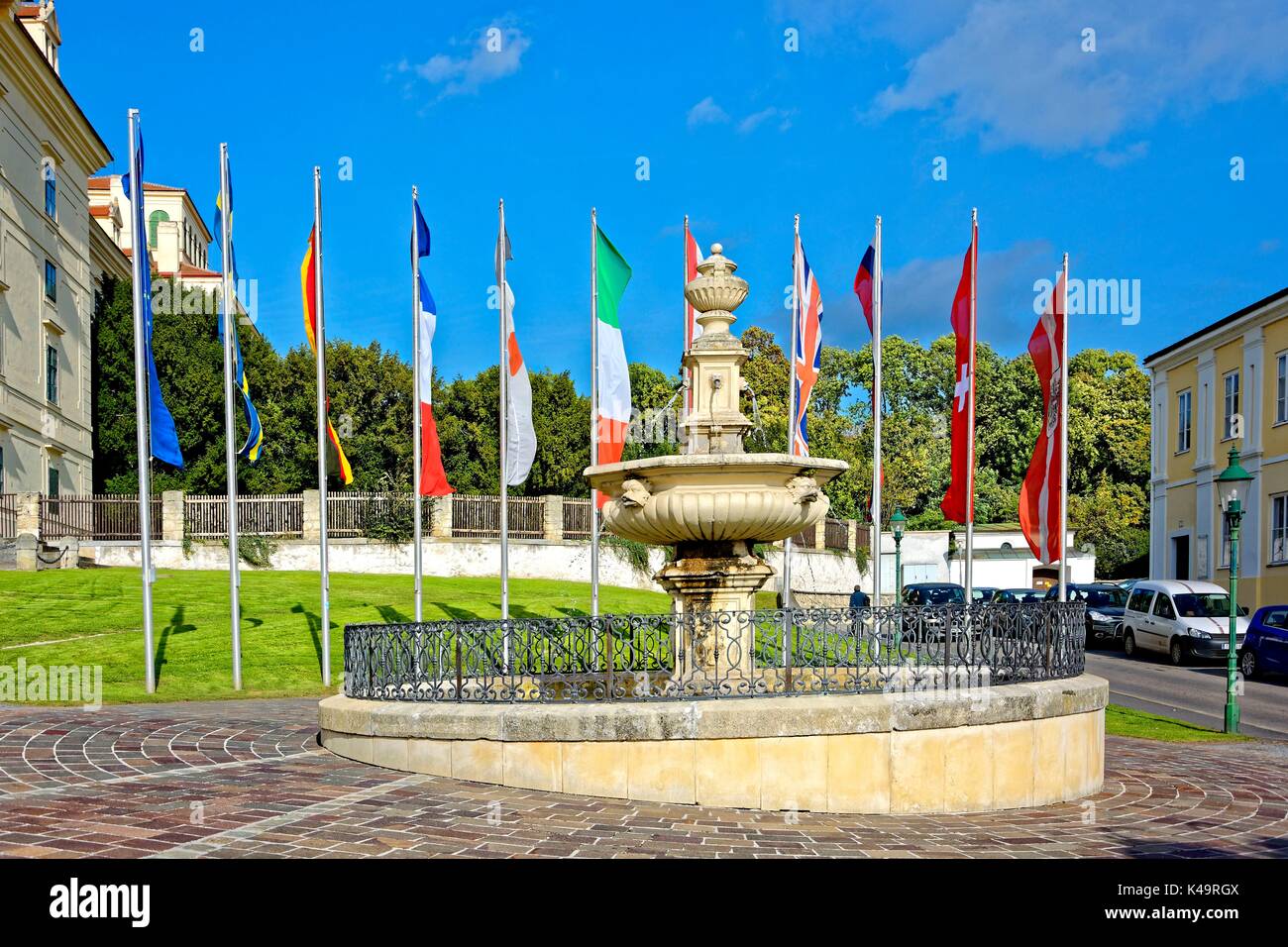 Les fontaines et les drapeaux des pays en eisenstadt Banque D'Images