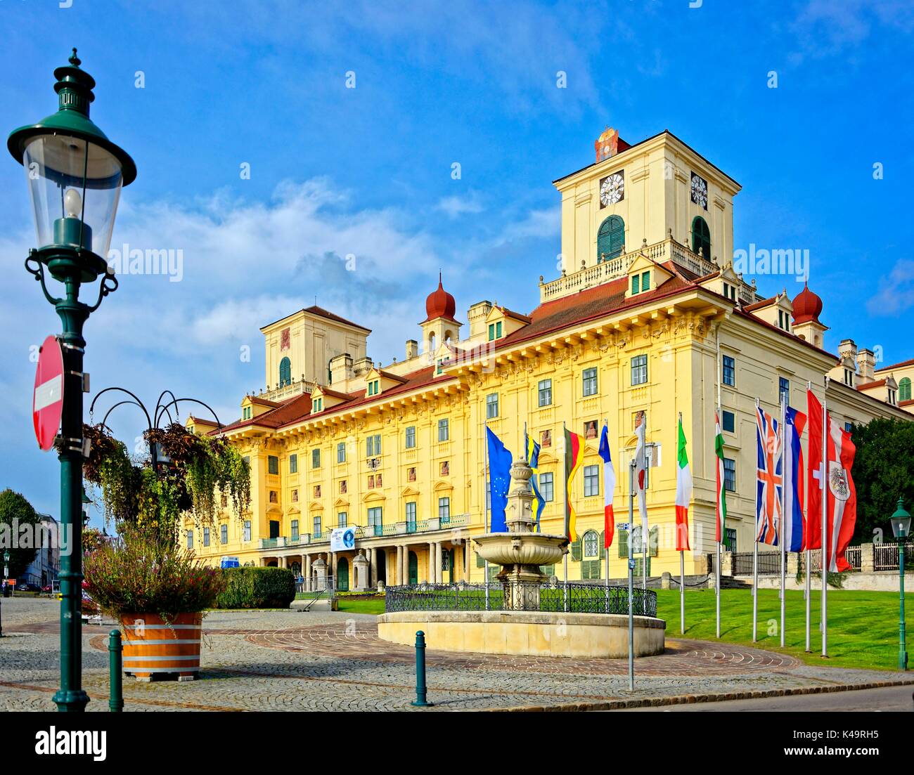 Schloss Esterhazy avec les drapeaux des pays, Fontaine à Eisenstadt Banque D'Images