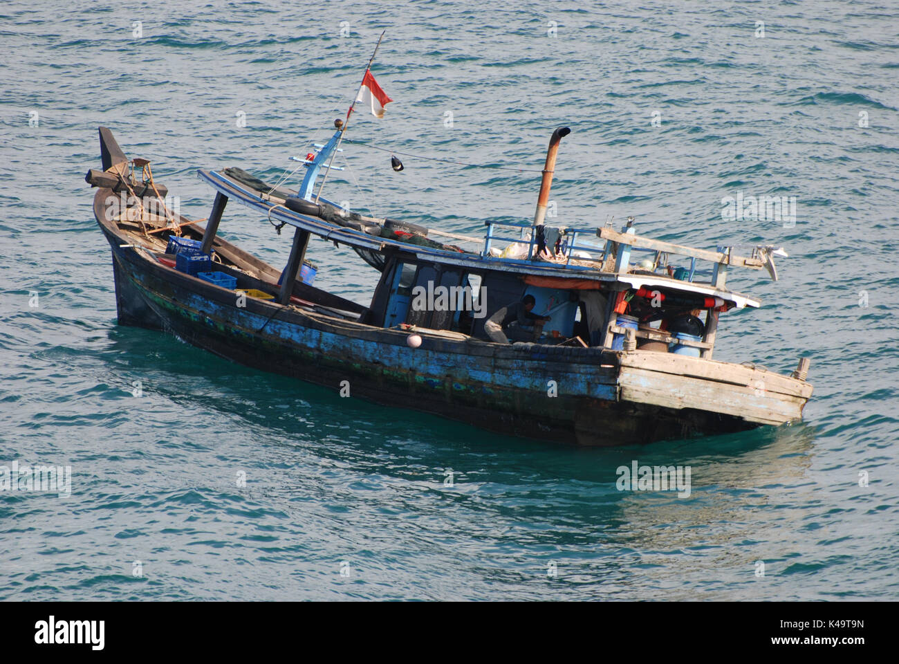 Bateau de pêche indonésien en mer agitée Banque D'Images