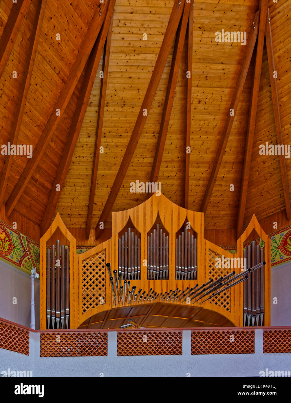 Orgue de l'église sous le toit en bois Banque D'Images