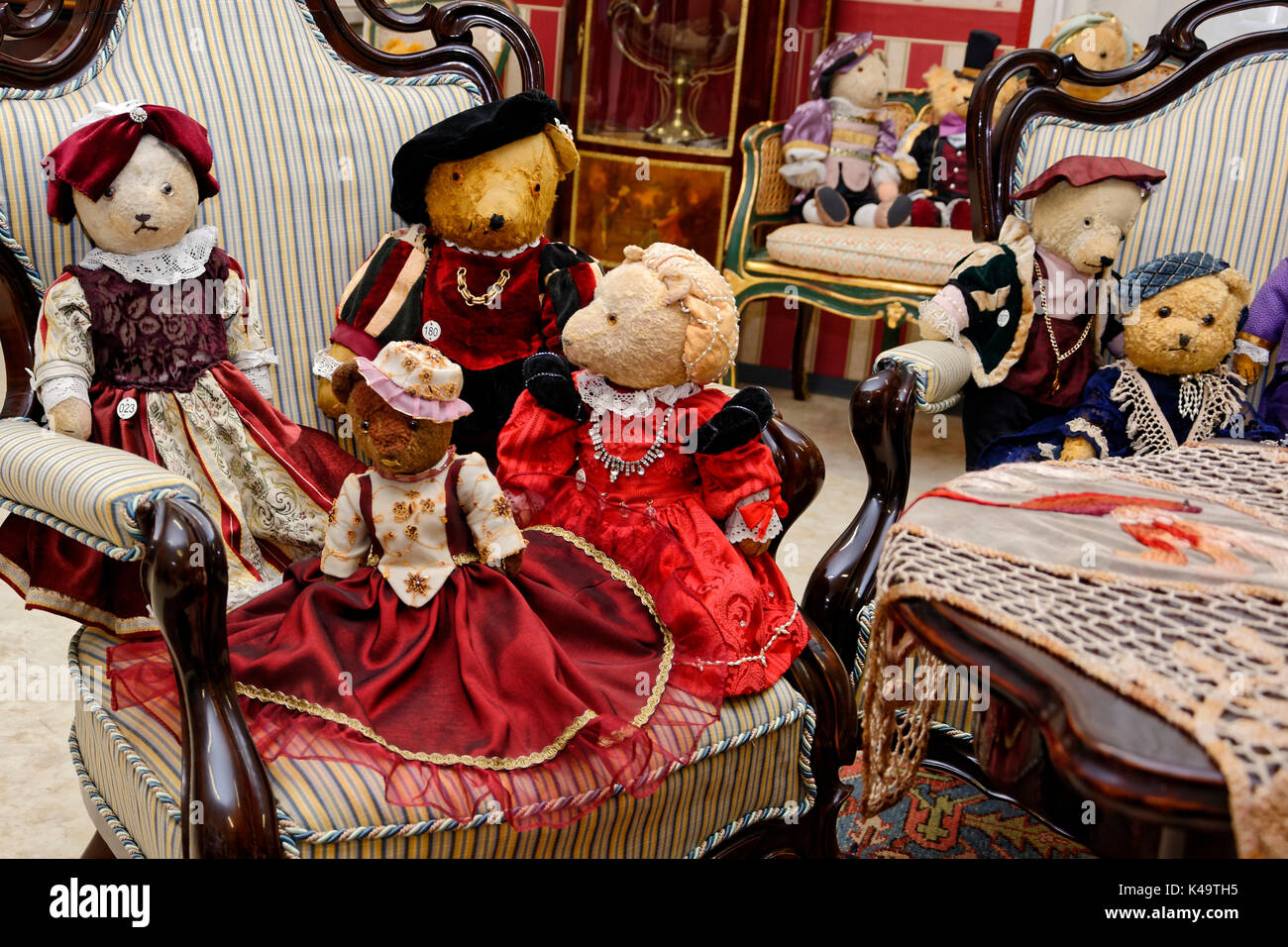 Familles de ours en peluche dans la chambre Banque D'Images