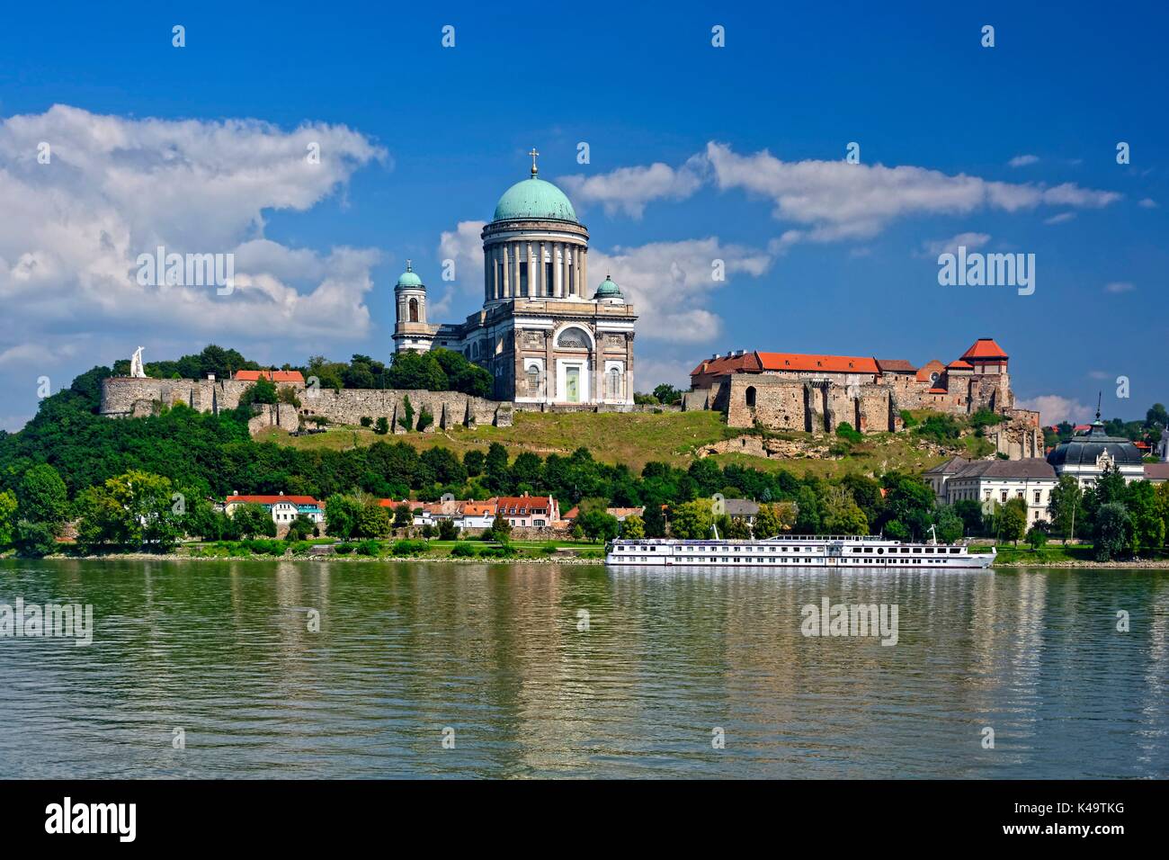 Cathédrale d'Esztergom avec River Cruise Ship sur la courbe du Danube Banque D'Images