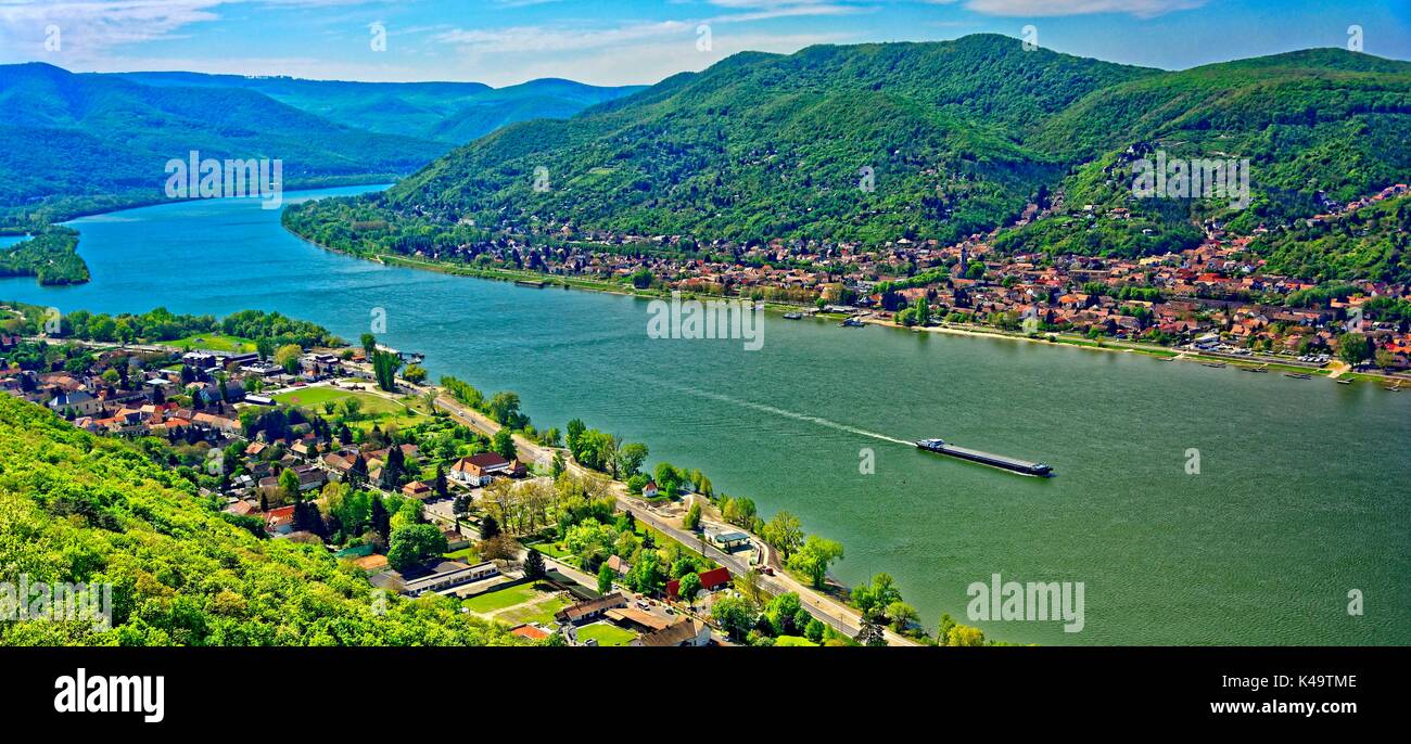 Sur le Danube de Visegrad, genou courbe du Danube et d'un cargo Banque D'Images