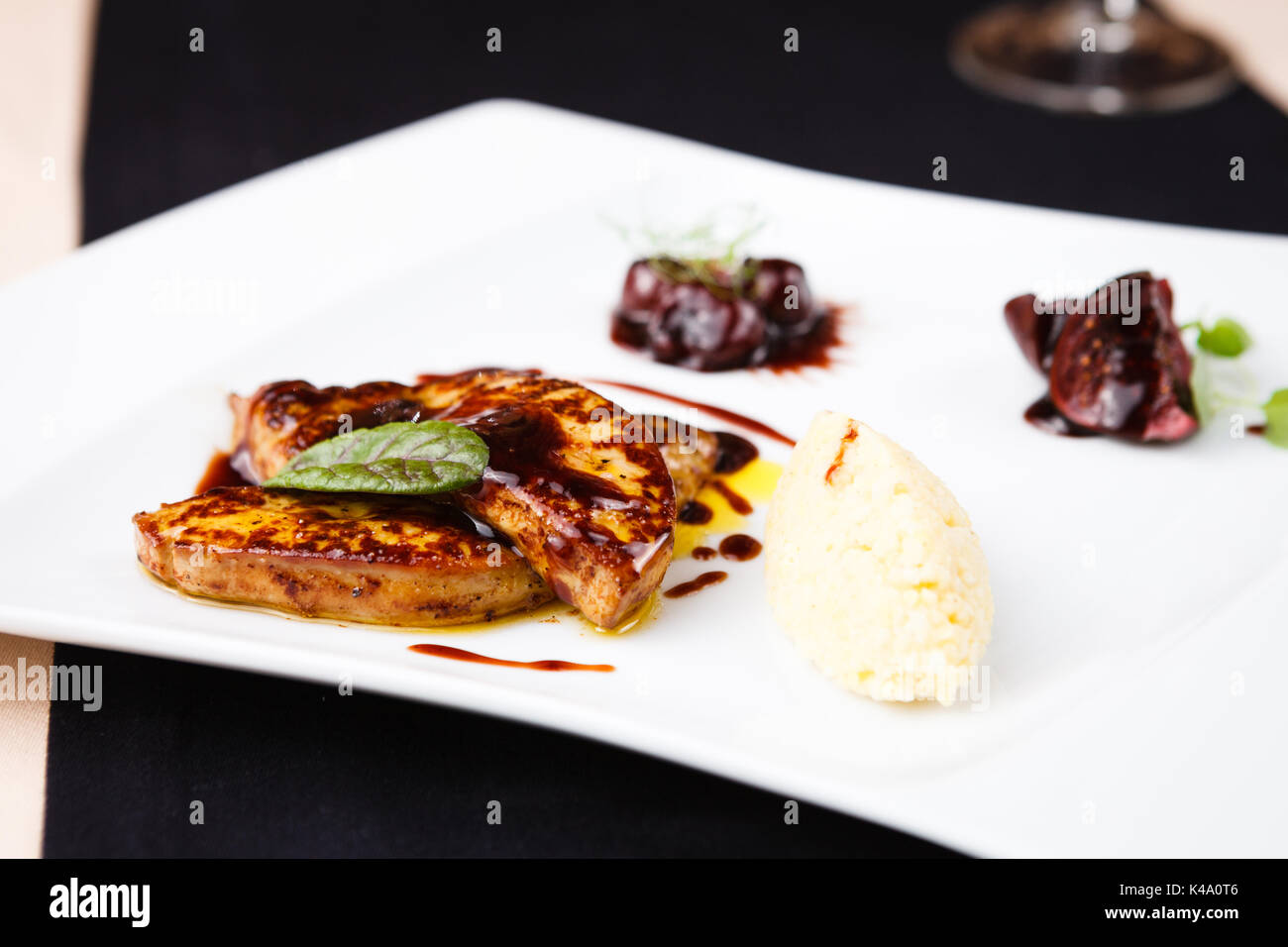 Foie gras poêlé avec sauce aux cerises Banque D'Images