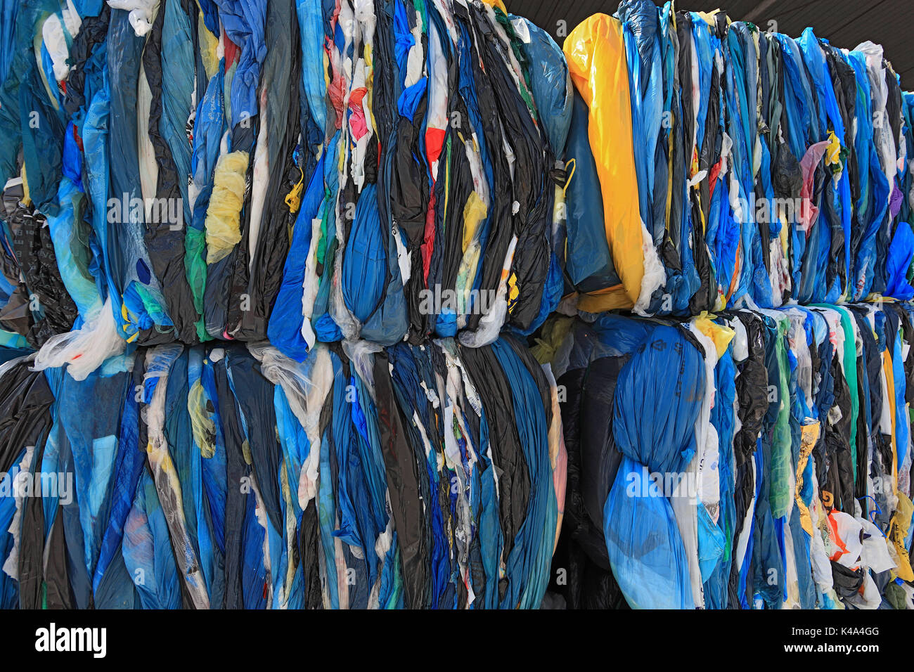 De balles avec les feuilles plastiques pour le recyclage de plastique dans une entreprise de recyclage, Ballen Kunststoffrecycling Plastikfolien fuer das mit einem dans Recyclingbet Banque D'Images