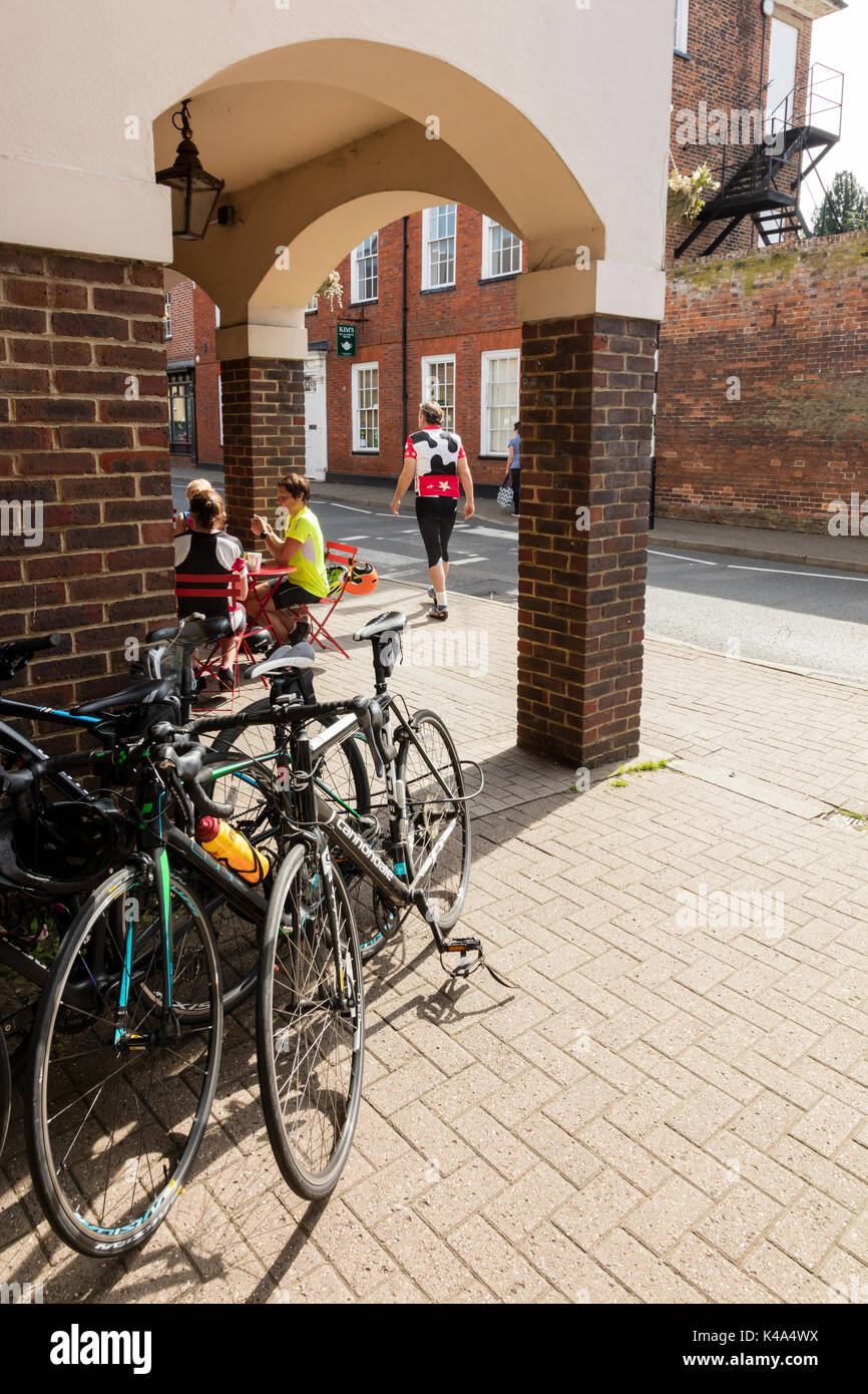 Calé en dehors des cycles d'un café et magasin de vélo pendant que leurs propriétaires s'asseoir dehors et socialiser, Saffron Walden, Essex, UK Banque D'Images