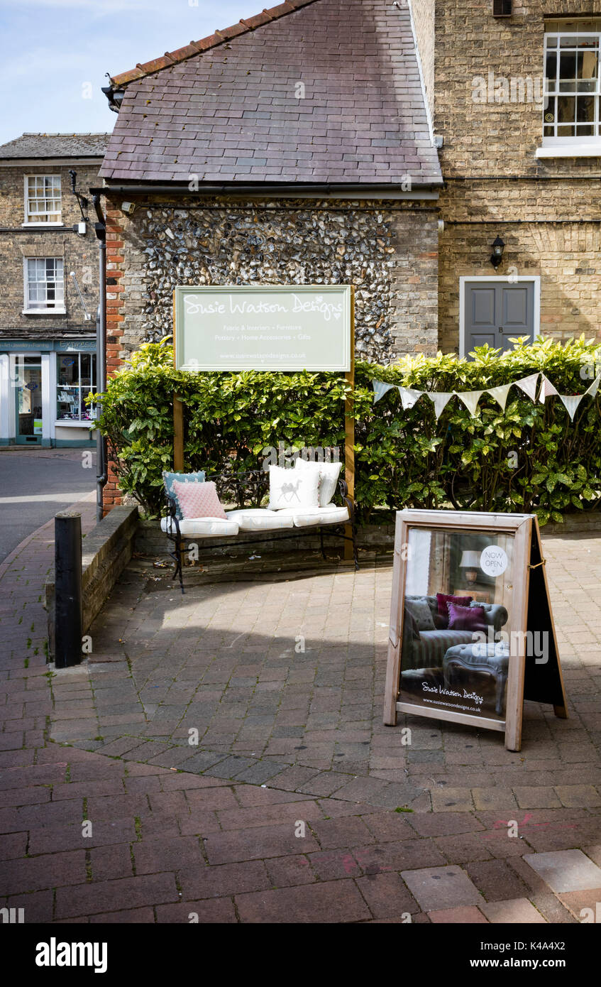 Les affiches publicitaires à l'extérieur d'un magasin de meubles et de design d'intérieur de Saffron Walden, Essex, UK Banque D'Images