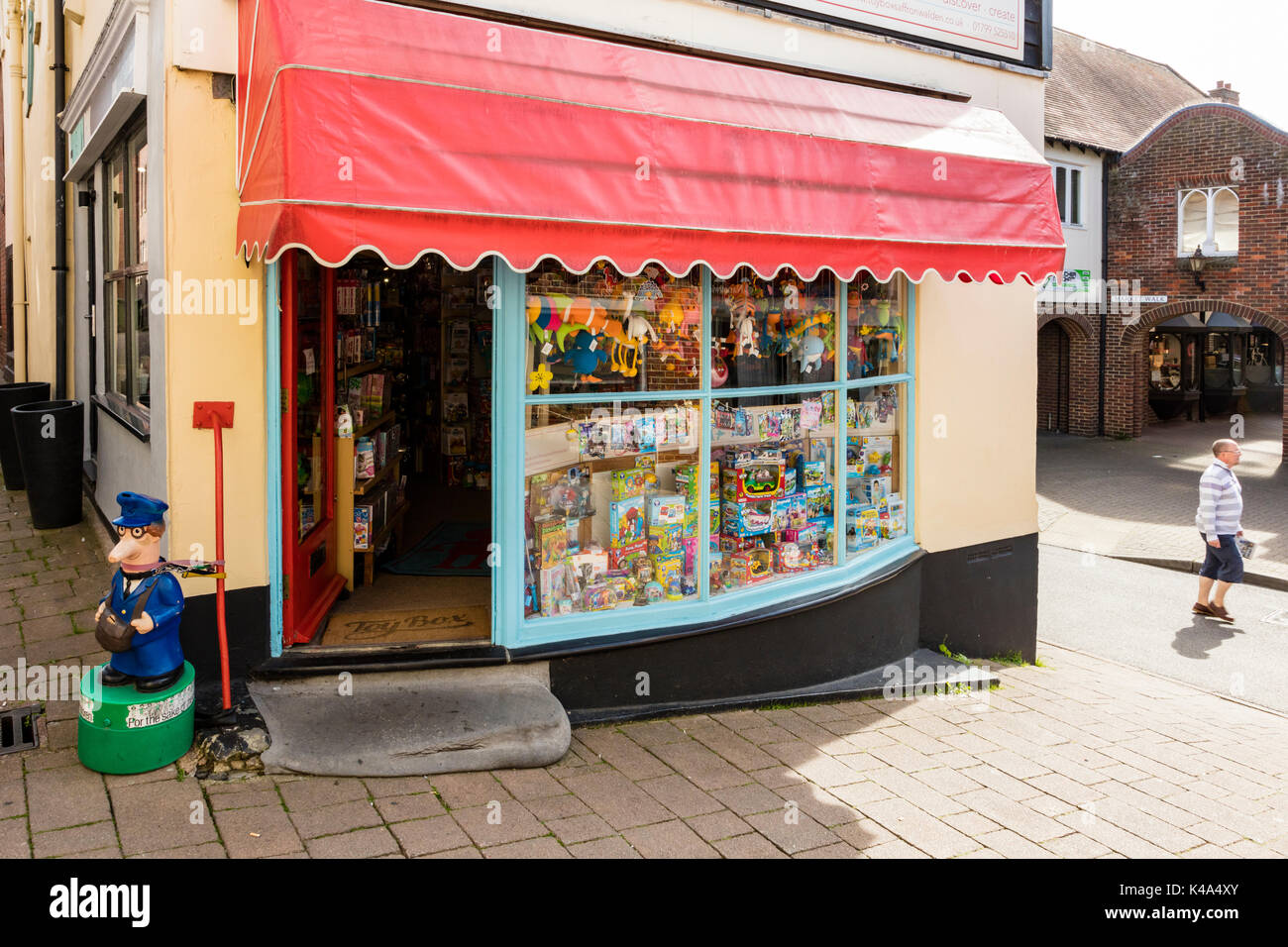 Un joli magasin de jouets avec Postman Pat statue à l'extérieur et l'affichage de la fenêtre de couleur vive en Saffron Walden, Essex, UK Banque D'Images