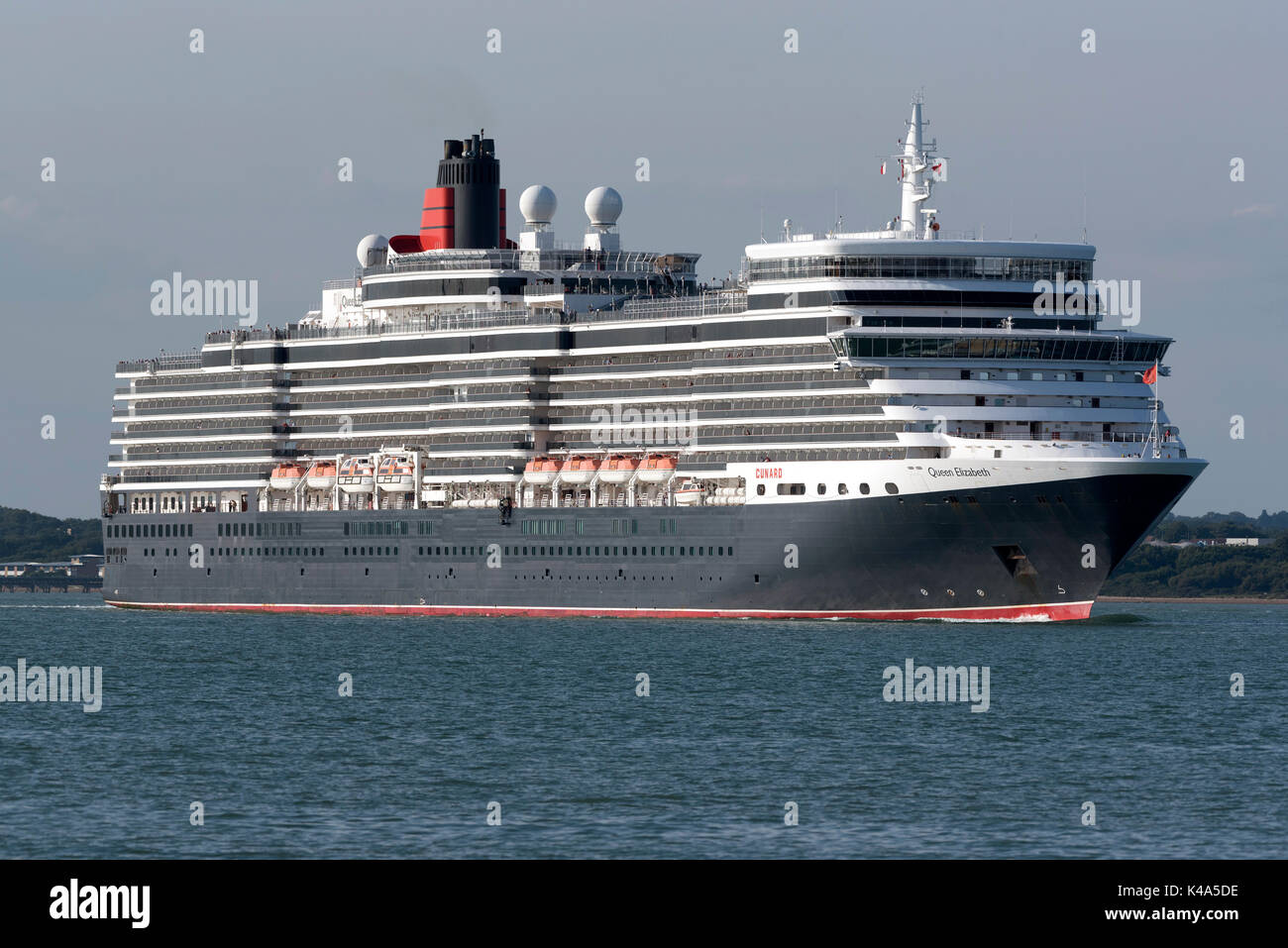 L'eau du sud de l'Angleterre Southampton UK. Août 2017. Bateau de croisière Queen Elizabeth en cours ayant quitté le port de Southampton Banque D'Images