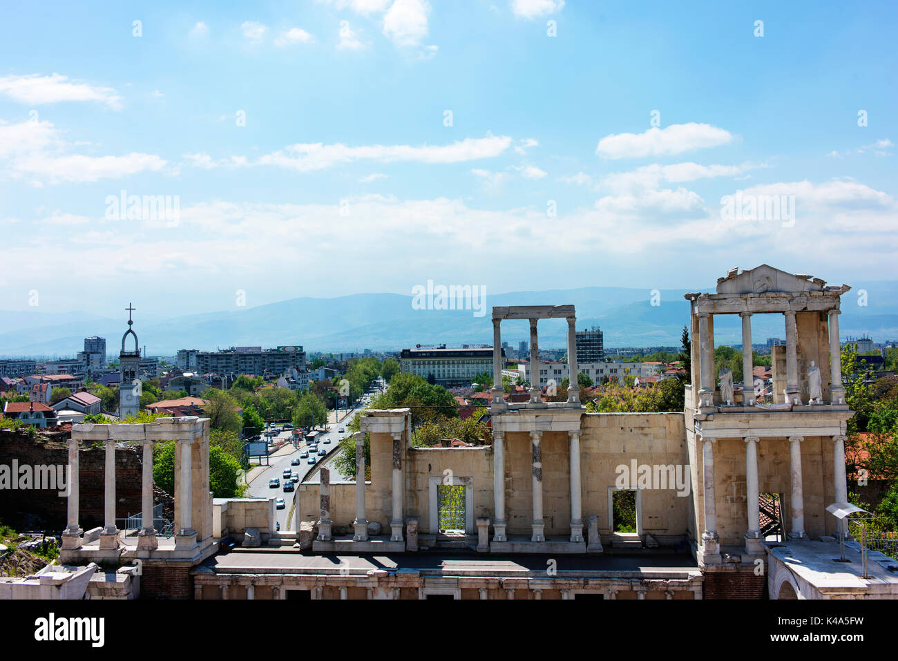 Aperçu de la ville de Plovdiv et le théâtre romain qui a été construit au 1er siècle de notre ère, mais seulement découvert dans les années 1970. Banque D'Images