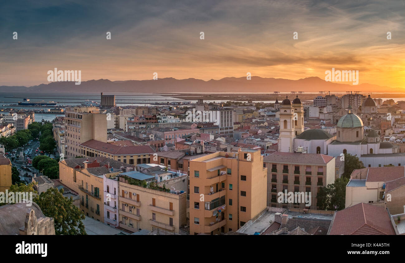 Cagliari filmée depuis la terrasse des bastions de la ville. Sardaigne, Italie. Banque D'Images
