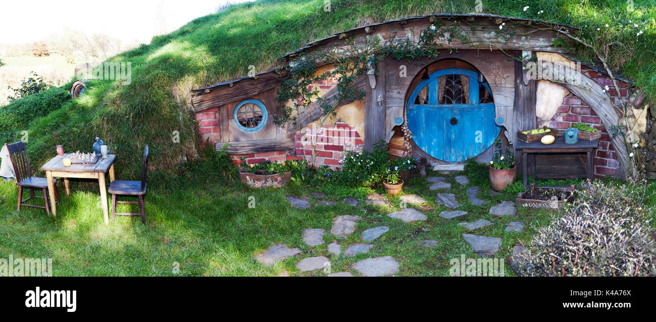 Vue panoramique d'un trou de Hobbit, au cinéma, Hobbiton Matamata, Waikato, Nouvelle-Zélande Banque D'Images