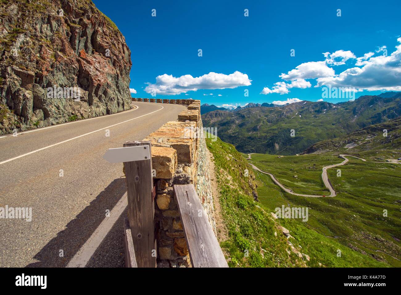 Passage alpin Route dans l'Italie. St Bernard Pass en été. Banque D'Images