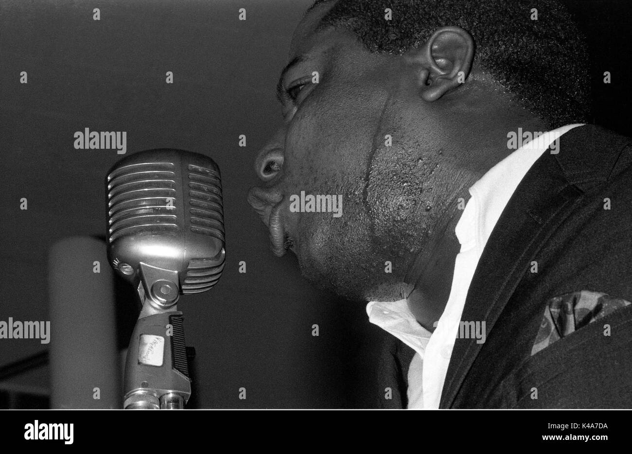 Chanteuse Soul Jimmy James joue avec les vagabonds dans l'Anson Chambres à l'Université de Bristol's Union d'étudiants le 20 janvier 1968. Banque D'Images