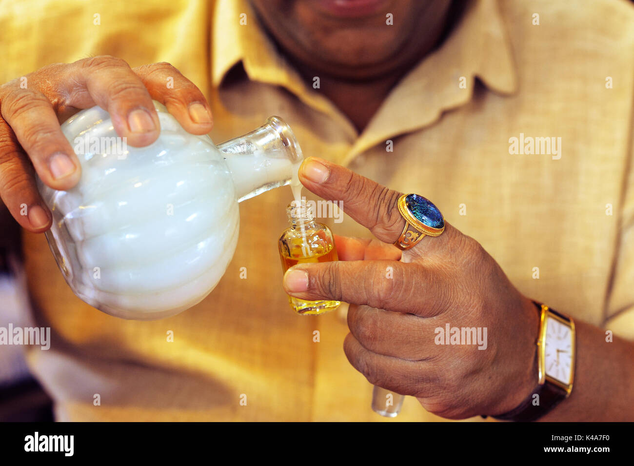 Man pouring huile essentielle Banque D'Images