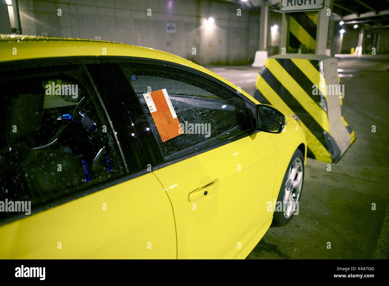 Ticket de parking sur la fenêtre de voiture. Parking gratuit dans le mauvais endroit. Banque D'Images