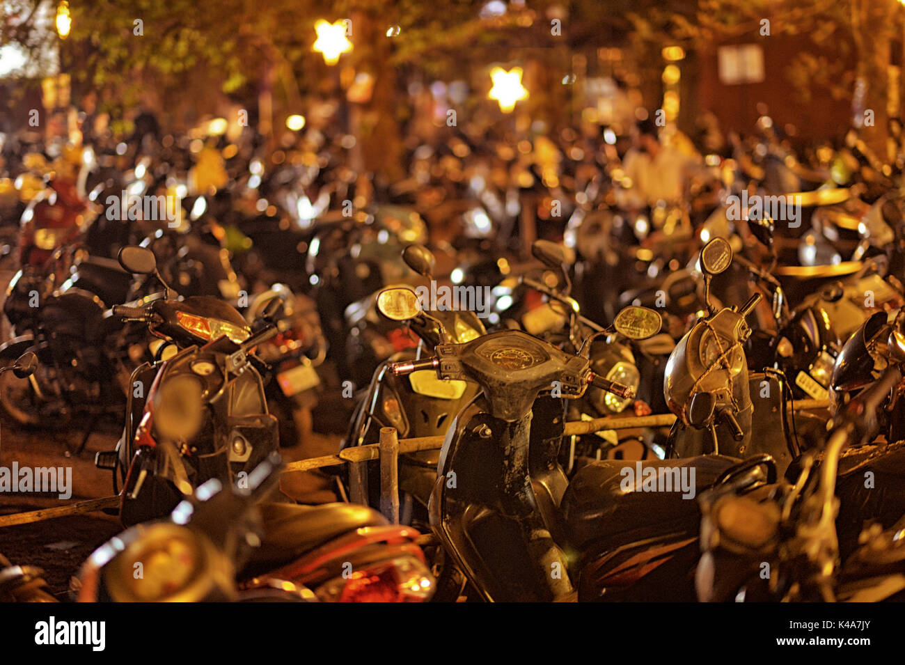 De nombreuses motos sur parking Banque D'Images