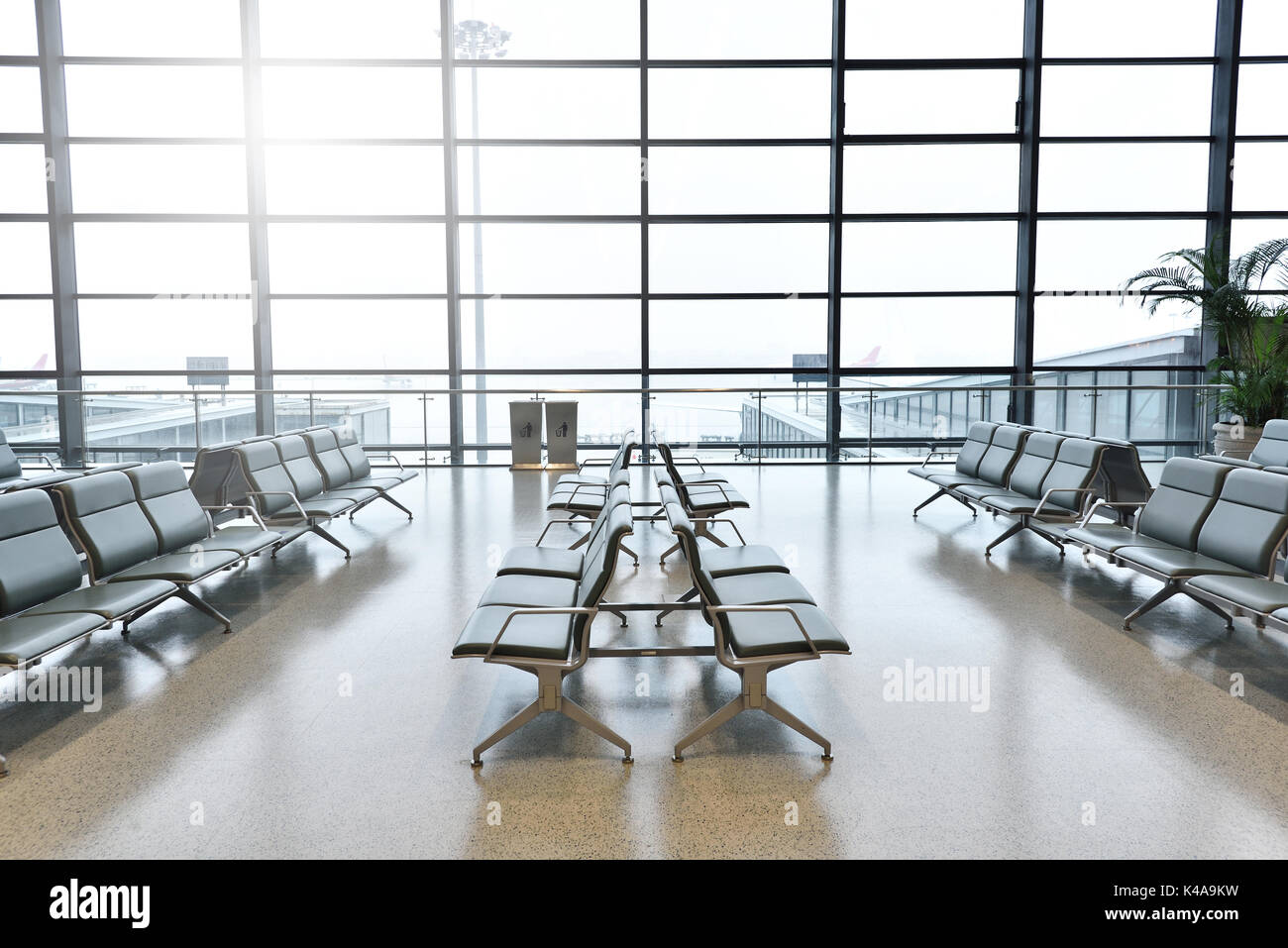 Terminal de l'aéroport vide espace d'attente avec des chaises Banque D'Images