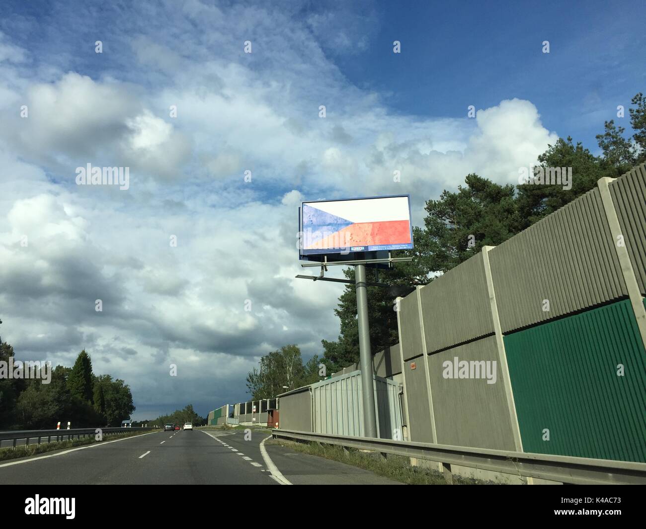 Les propriétaires de panneaux ont couvert l'espace publicitaire sur les routes tchèques avec le drapeau tchèque. Ils veulent attirer l'attention sur la réglementation juridique interdisant Banque D'Images