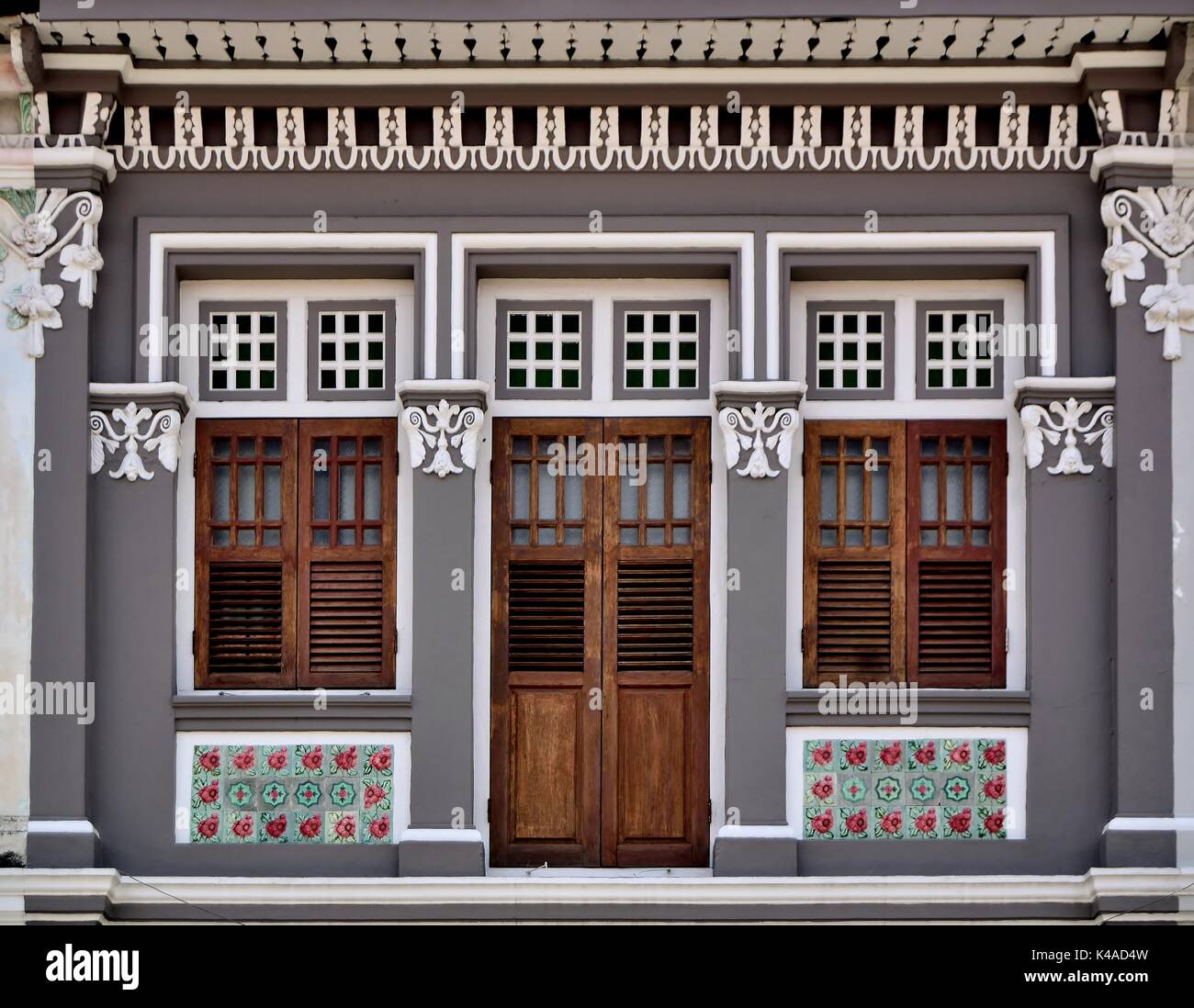 Patrimoine traditionnel Singapour shop maison avec substitution extérieur blanc et gris et marron de volets en bois, dans le quartier historique de Little India. Banque D'Images