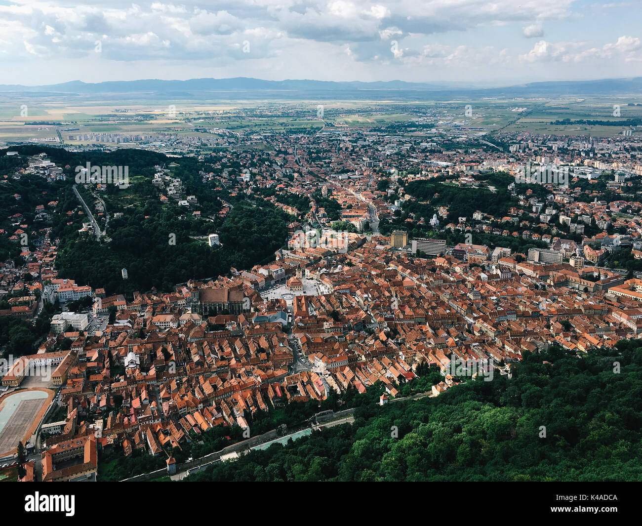 Drone aérien Vue de ville en Roumanie Brasov Banque D'Images