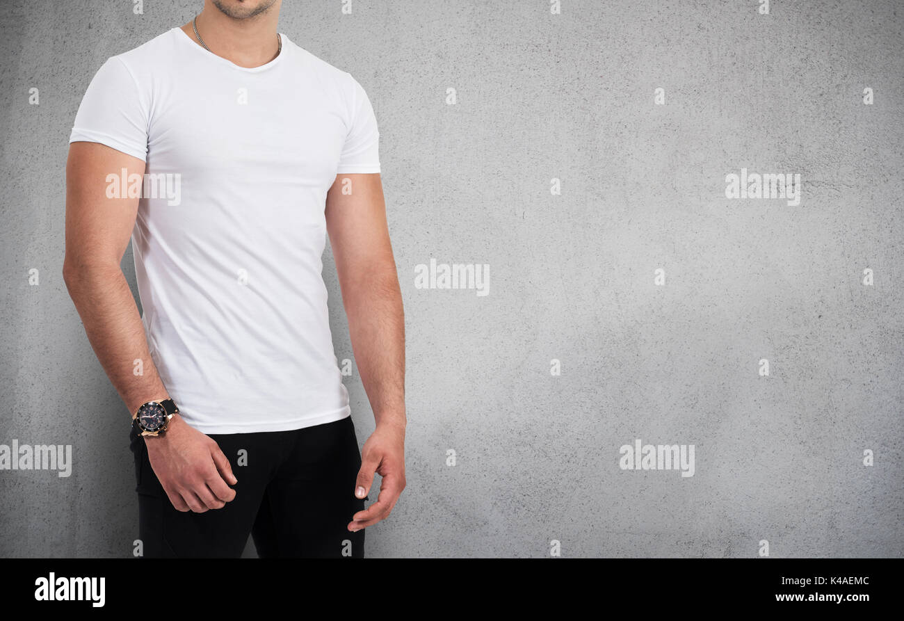 Homme portant un t-shirt blanc isolé sur fond gris avec copie espace Banque D'Images