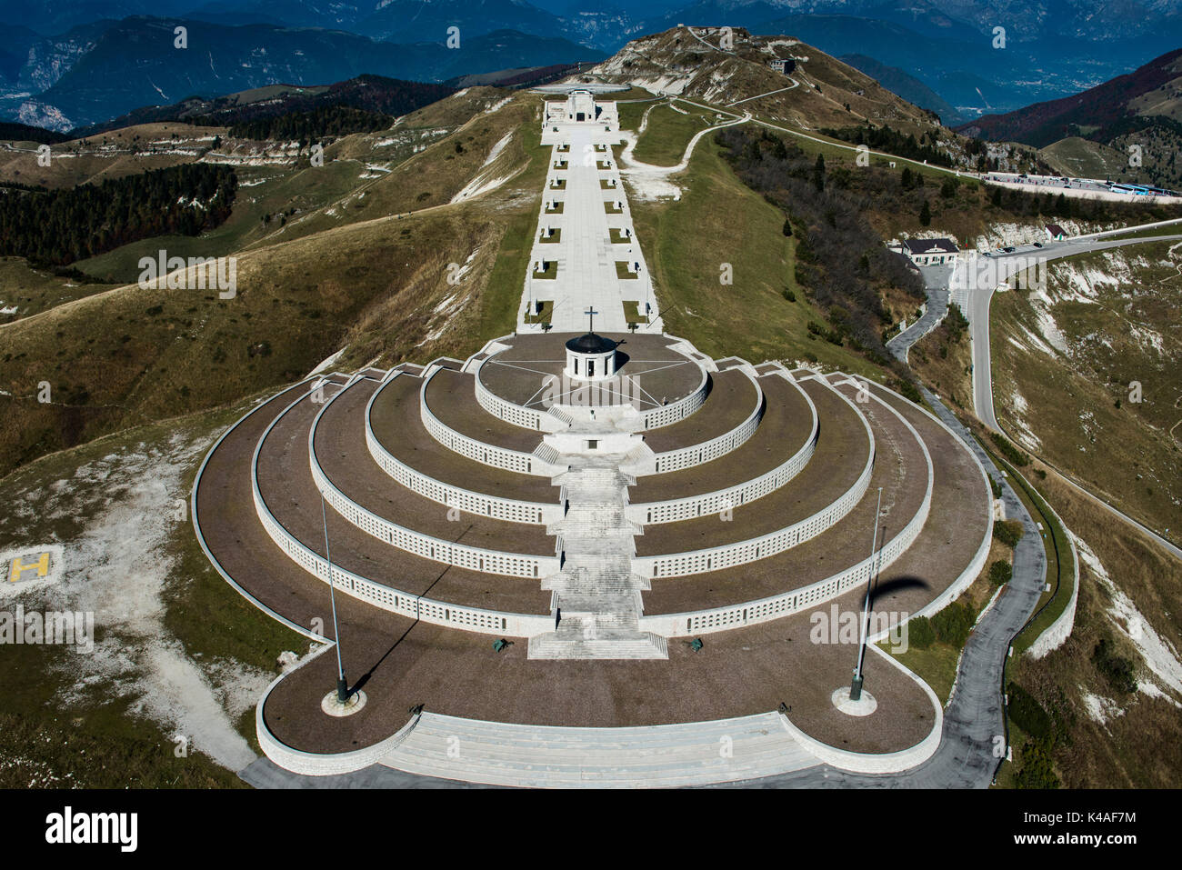 Monument du Monte Grappa, première guerre mondiale, sacrario del Monte Grappa, vue aérienne, cimagrappa, semonzo, Bassano, Veneto Banque D'Images