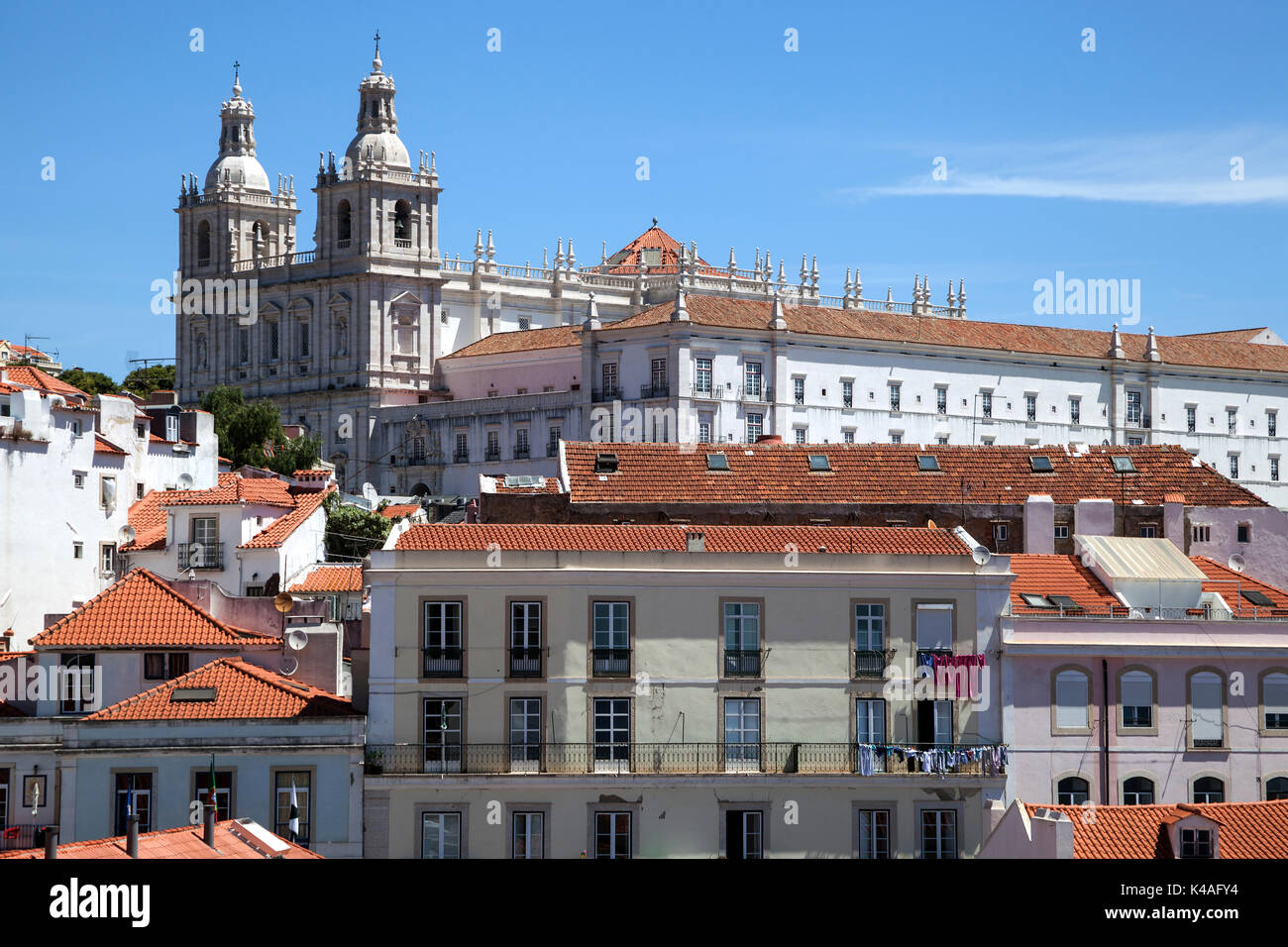 Vue depuis le Miradouro Santa Luzia de la vieille ville de Lisbonne, à l'arrière de l'église monastère de São Vincente de Fora Banque D'Images