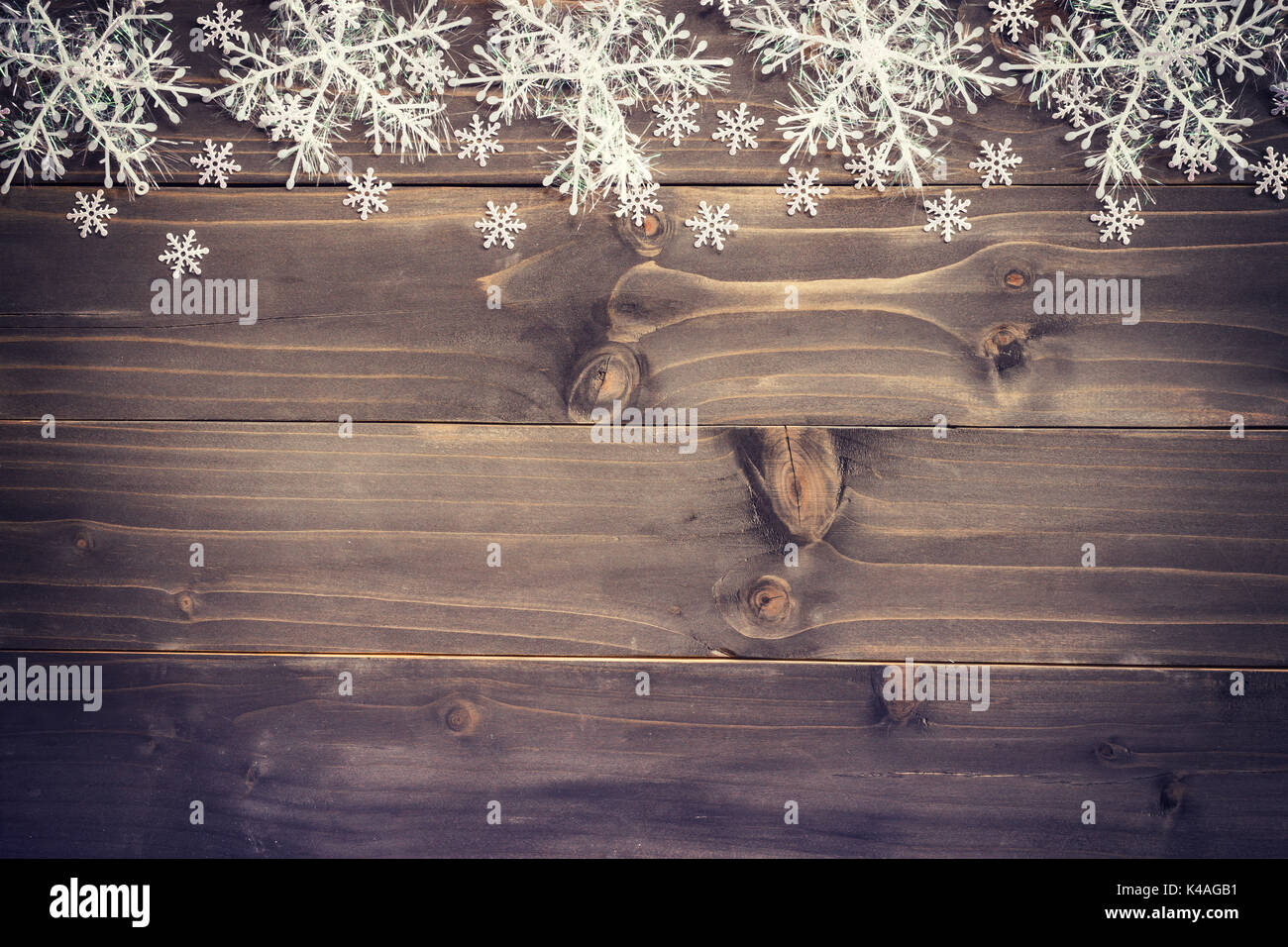 Brun en bois fond de noël et flocons blancs avec l'espace. Banque D'Images