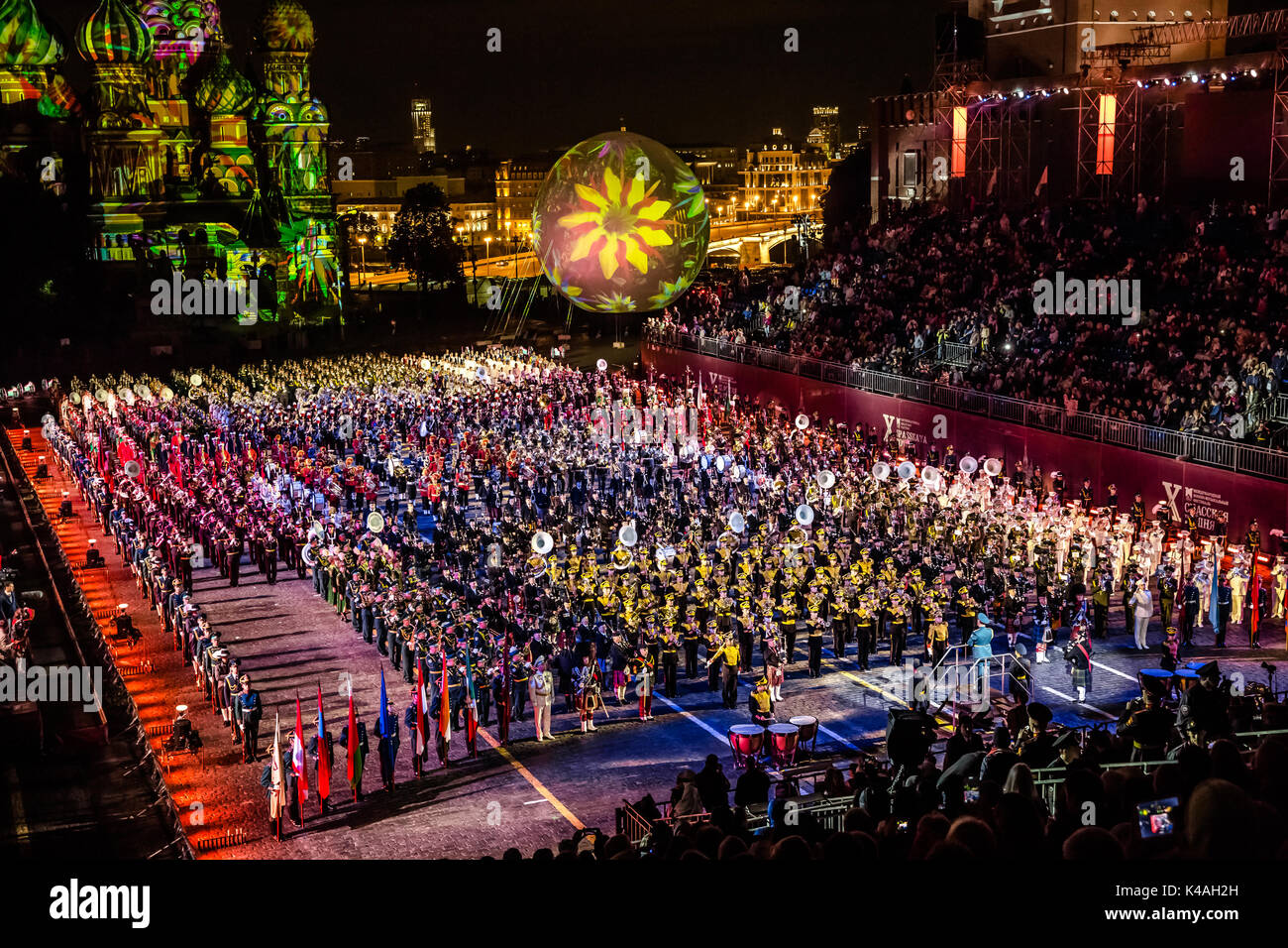 Moscou, Russie - Août 2017 : tous les participants ensemble à l'International Military Tattoo Music Festival 'passkaya' tour à Moscou, Russie Banque D'Images