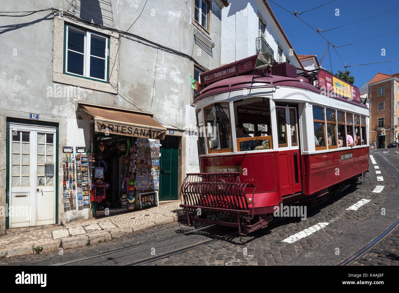 Ancien Tramway, vieille ville d'Alfama, Lisbonne, Portugal Banque D'Images