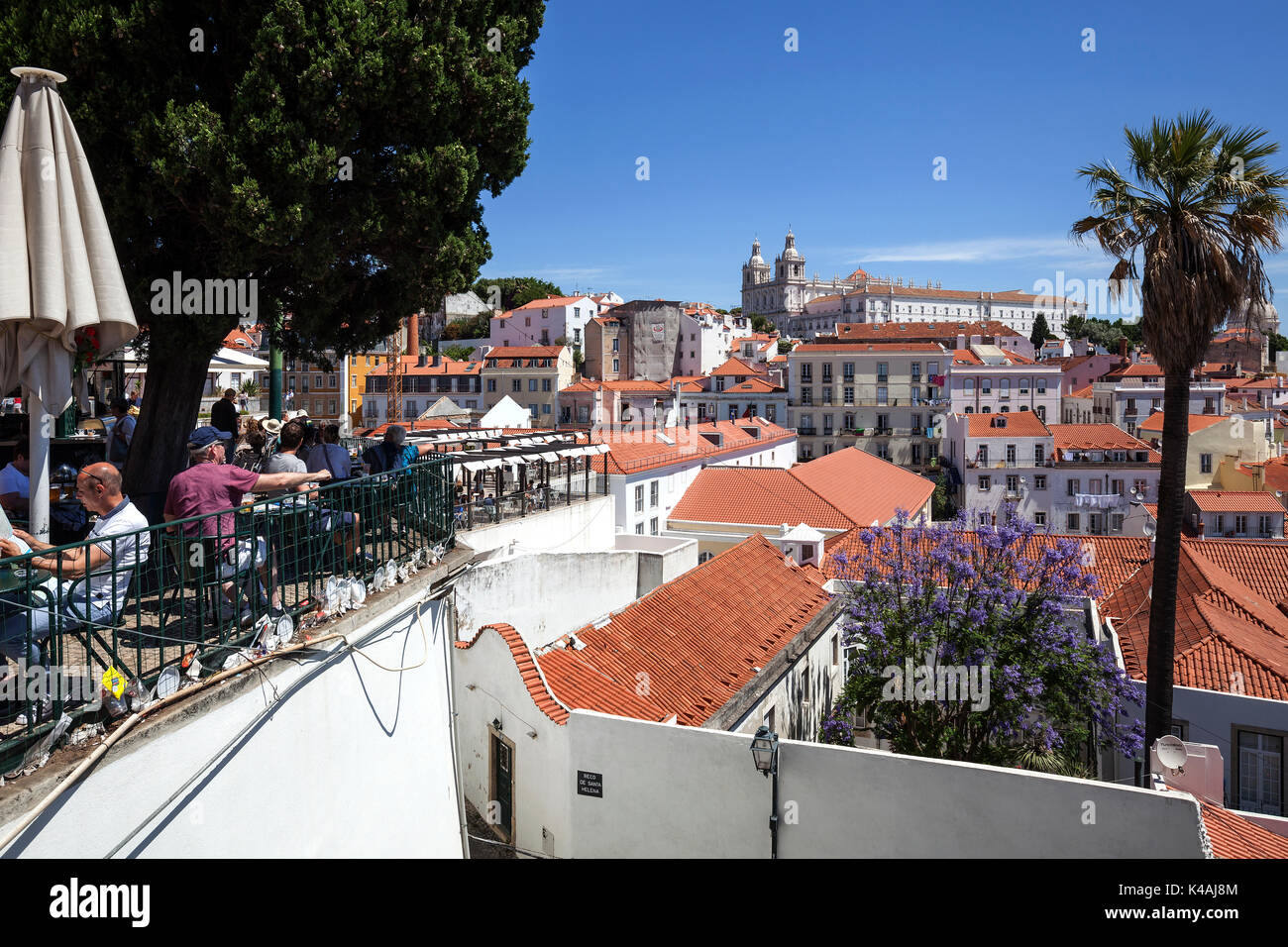 Vue depuis le Miradouro Santa Luzia de la vieille ville de Lisbonne, à l'arrière de l'église monastère de São Vincente de Fora Banque D'Images