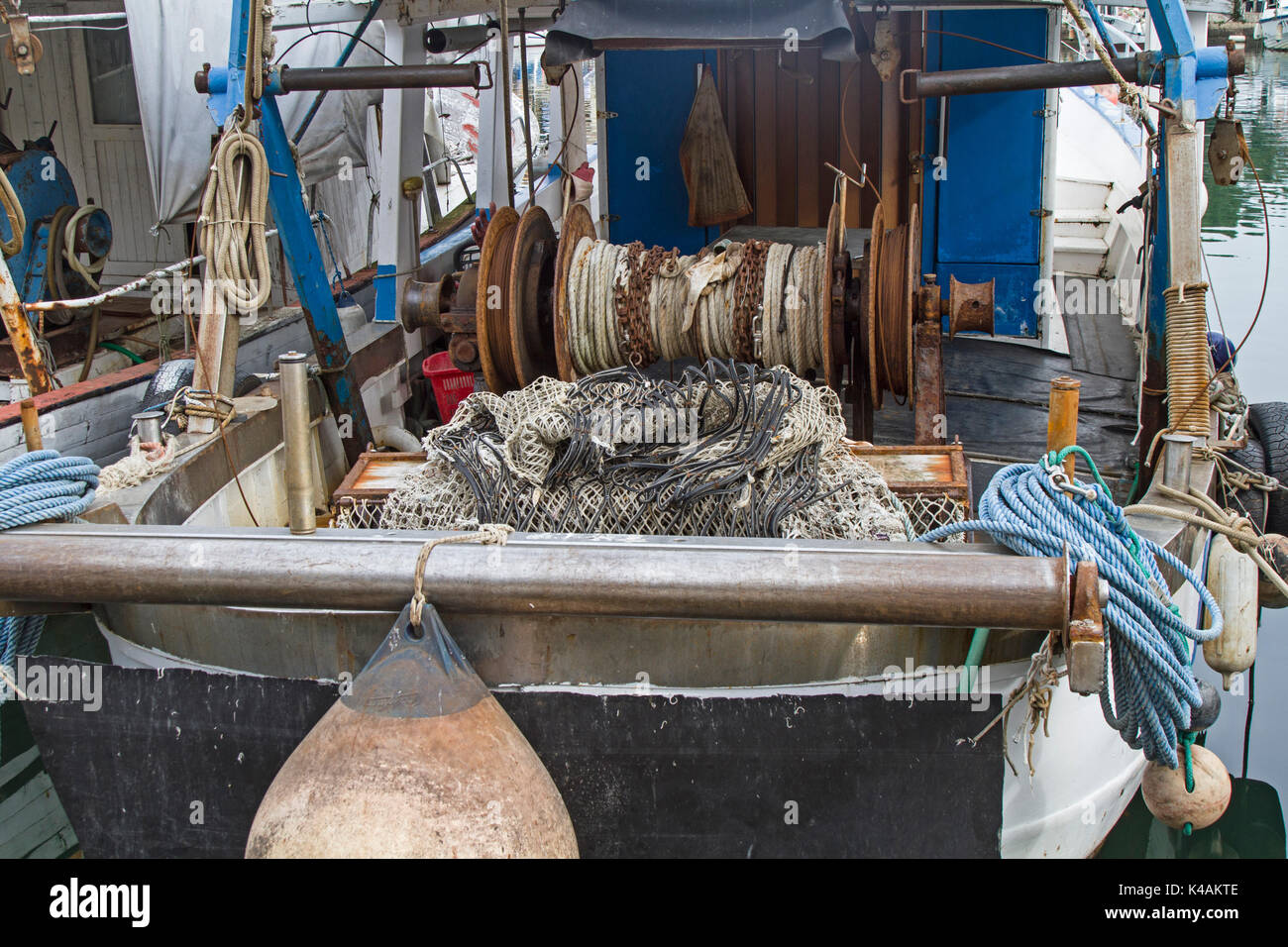 Ausgangssprache Französisch Vue détaillée d'un bateau de pêche dans le port du village d'Istrie de Novigrad Banque D'Images