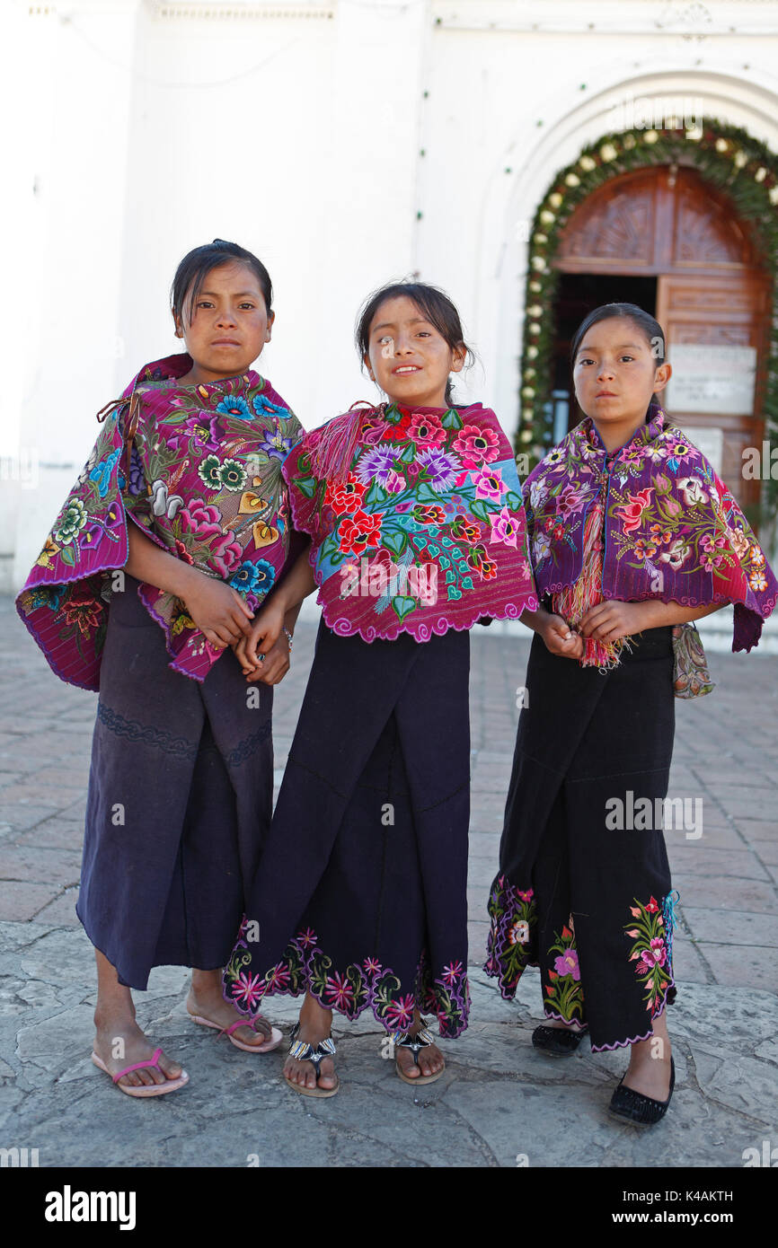 Filles en costume traditionnel, Zinacantán, État du Chiapas, Mexique Banque D'Images