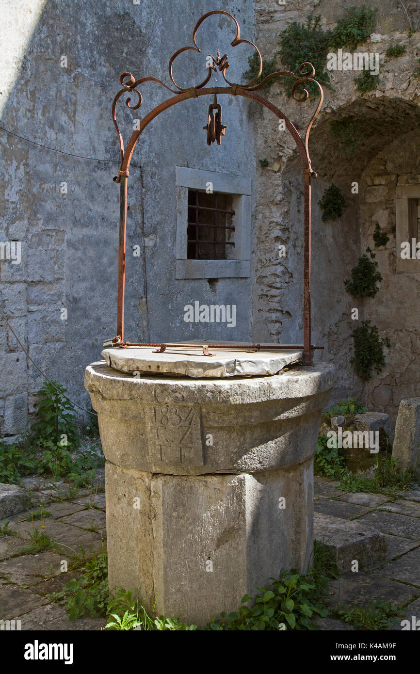 Attirer l'ancienne fontaine en Krsan, un petit village idyllique situé à l'intérieur de la péninsule d'Istrie Banque D'Images