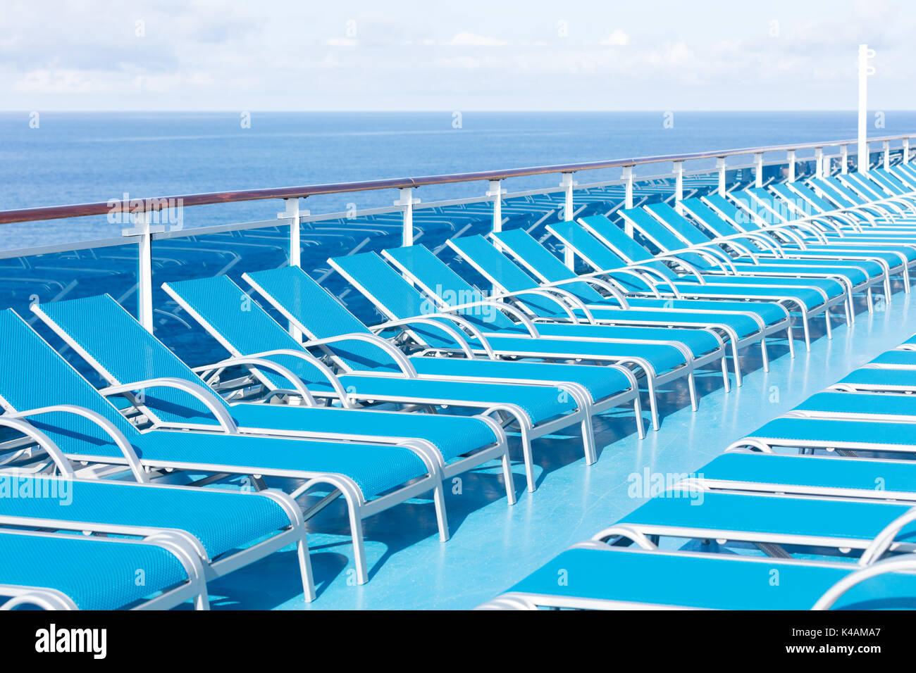 Chaises longues bleu sur le pont d'un arrière-plan avec l'océan Atlantique Banque D'Images