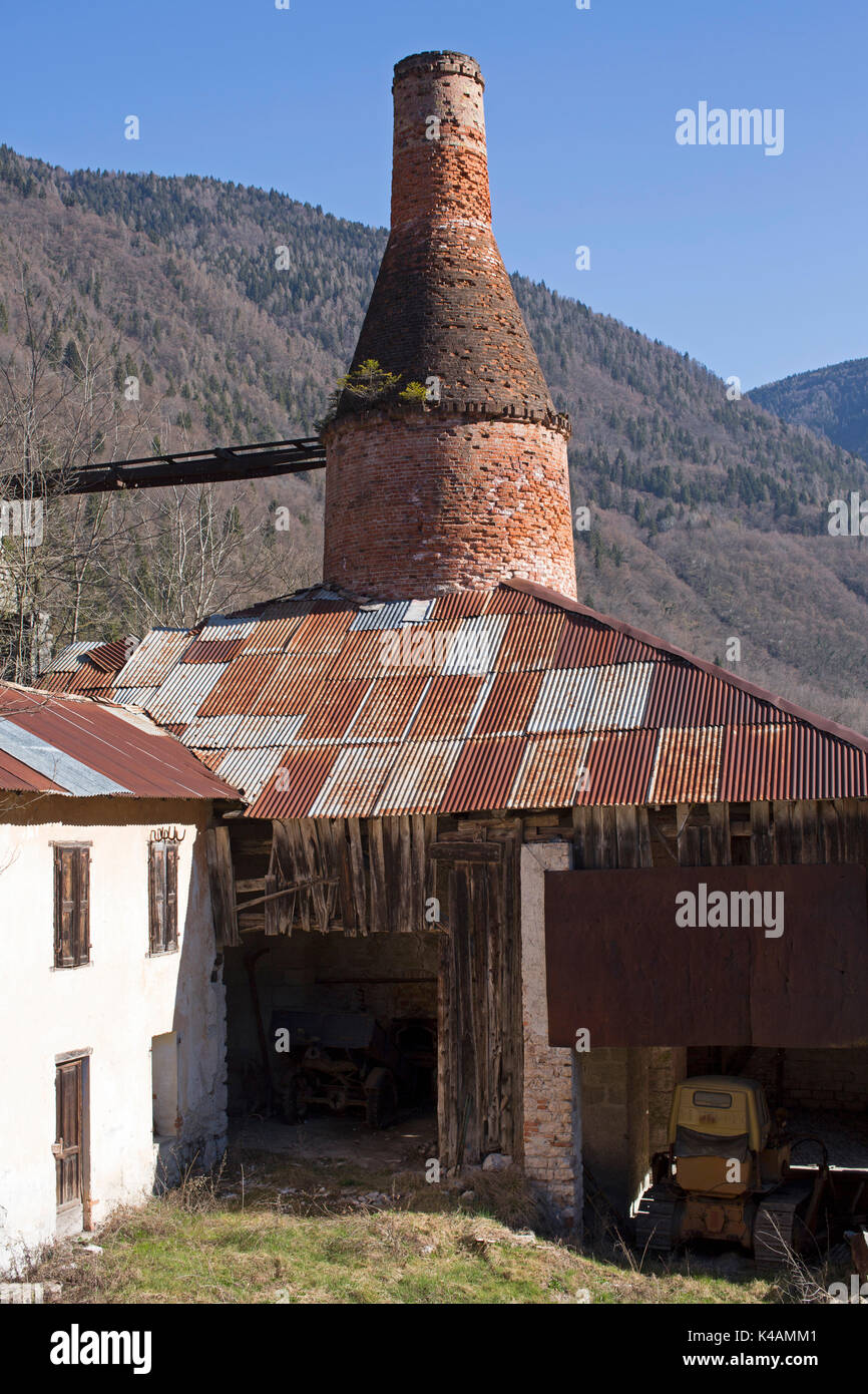 Ancien four à chaux à l'Arsie en Vénétie Banque D'Images